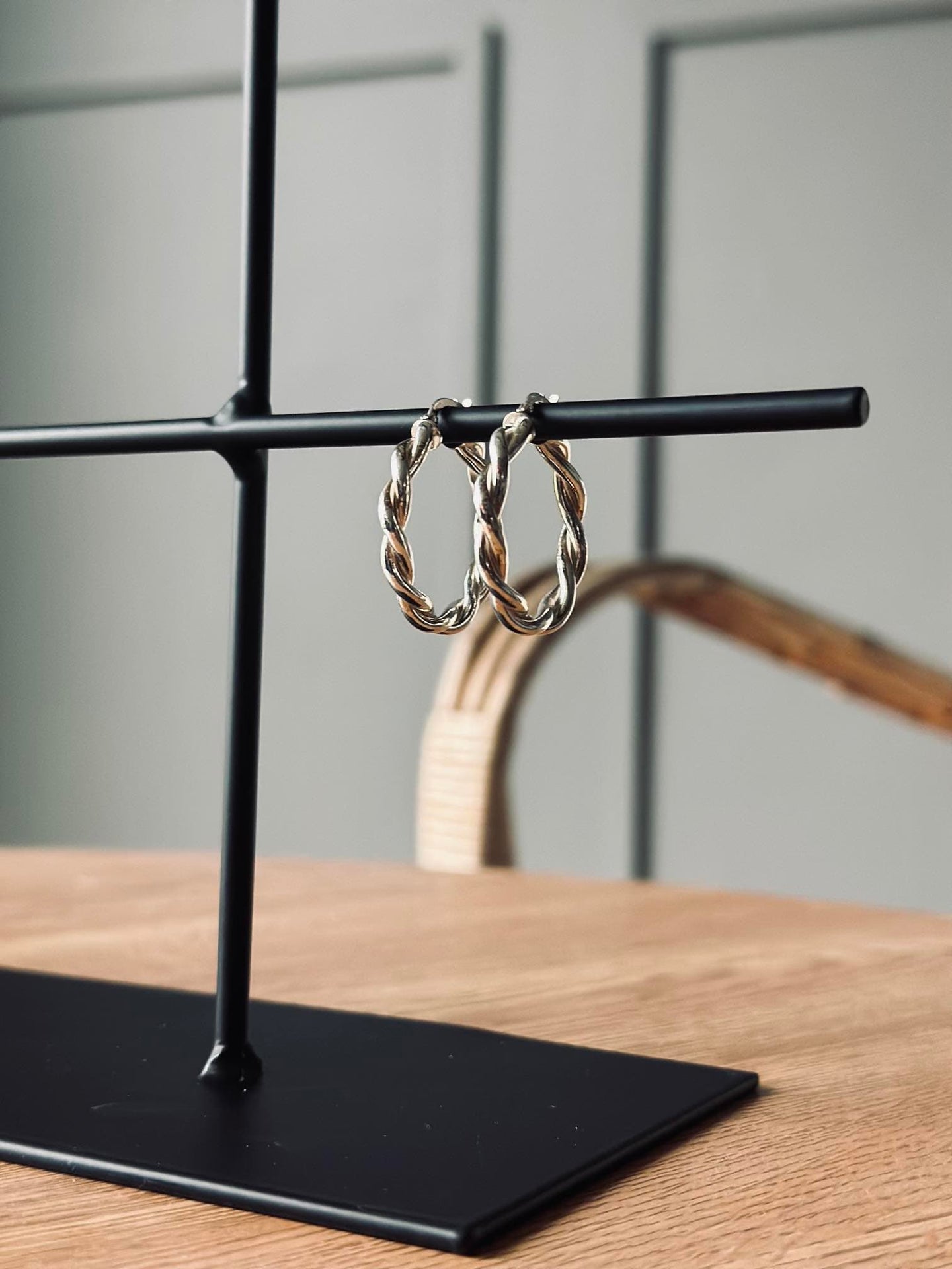 Smykkestativ i sort metal - VIAMAJA.DK