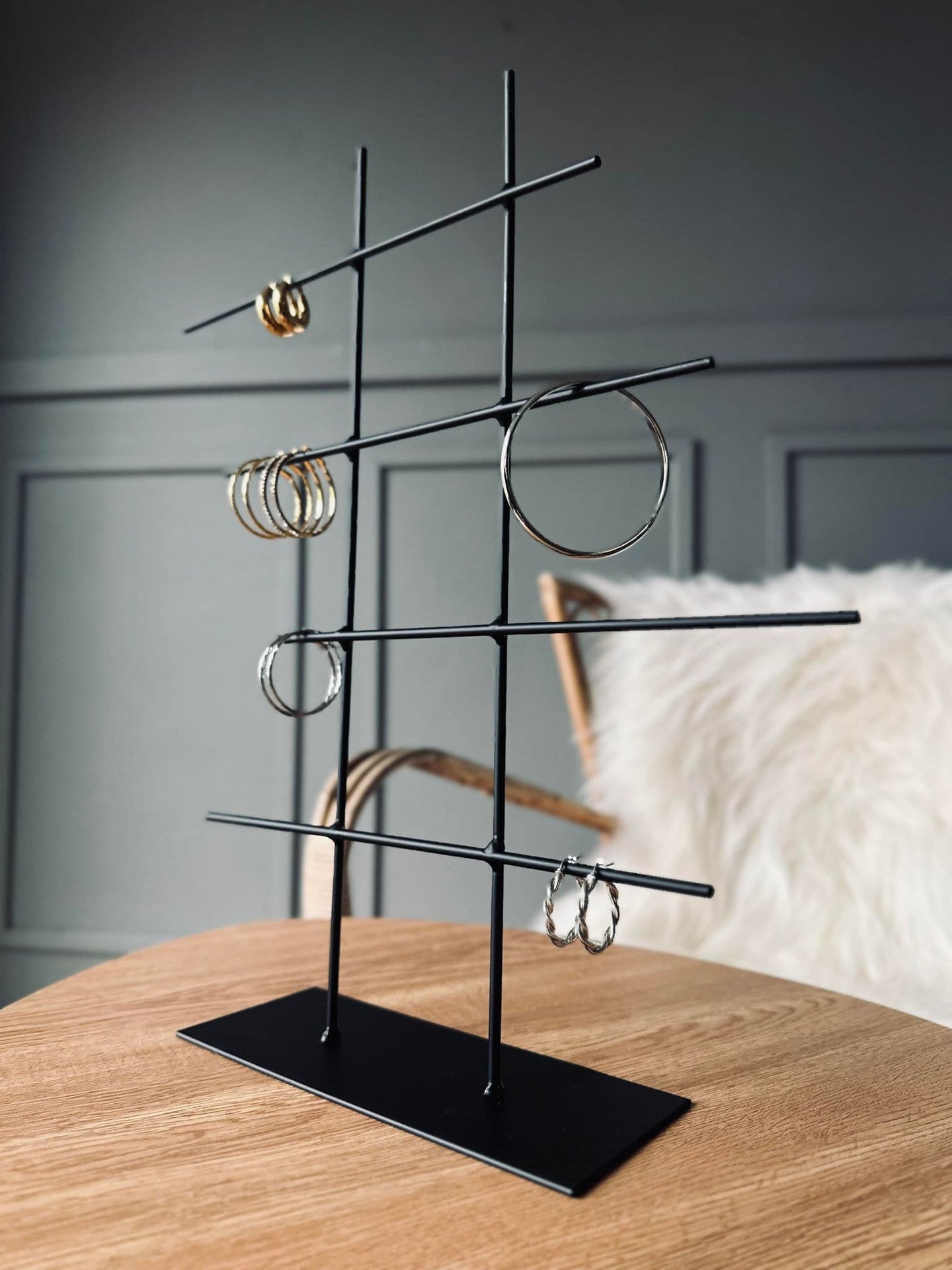 Smykkestativ i sort metal - VIAMAJA.DK