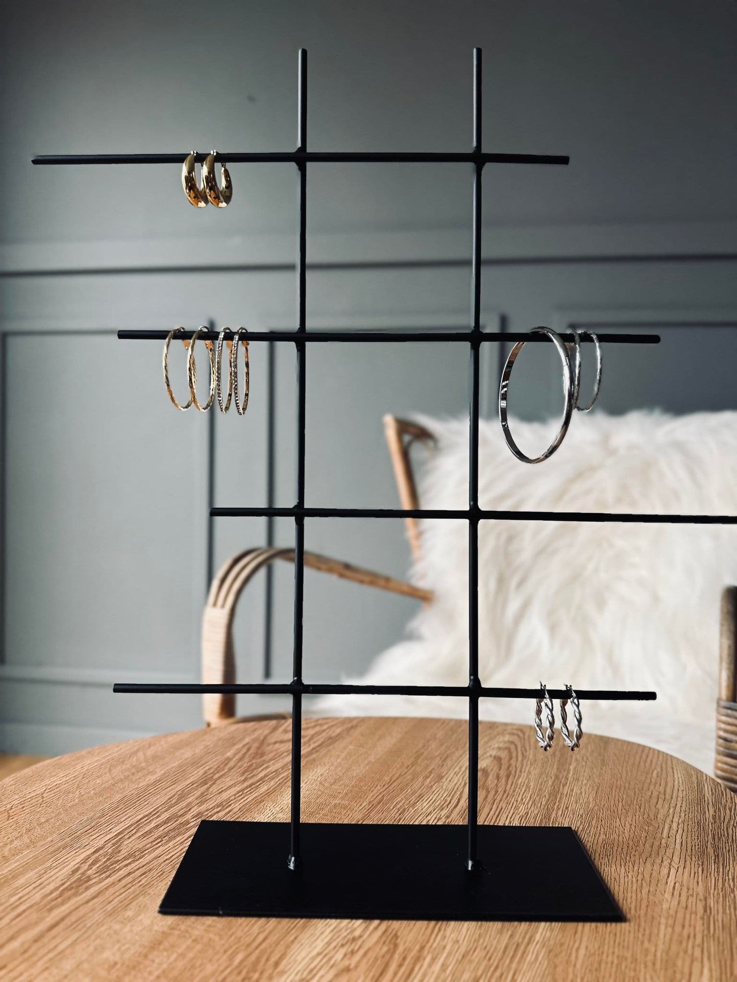 Smykkestativ i sort metal - VIAMAJA.DK