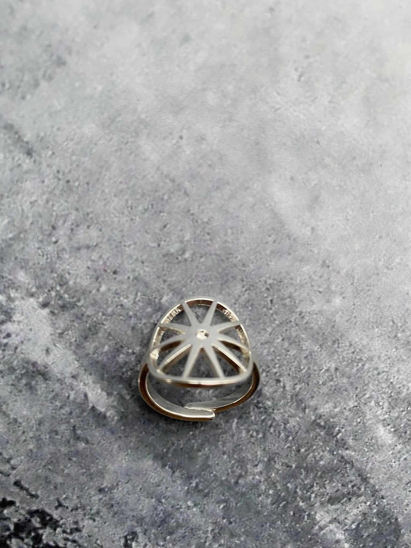 Sølvbelagt ring med stærkt grafisk udtryk - VIAMAJA.DK