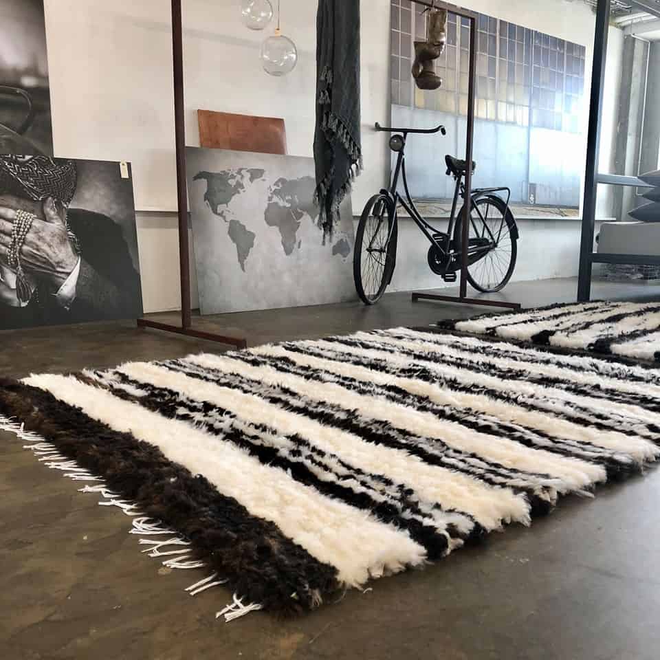 Stribet Håndsyet skindtæppe af lammeskind – 200×155 - VIAMAJA