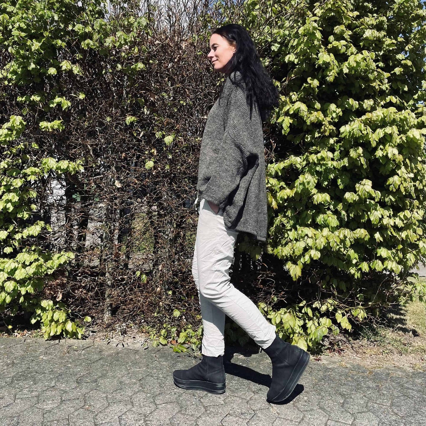 Strik Luvo med hætte – Kaffe - VIAMAJA.DK