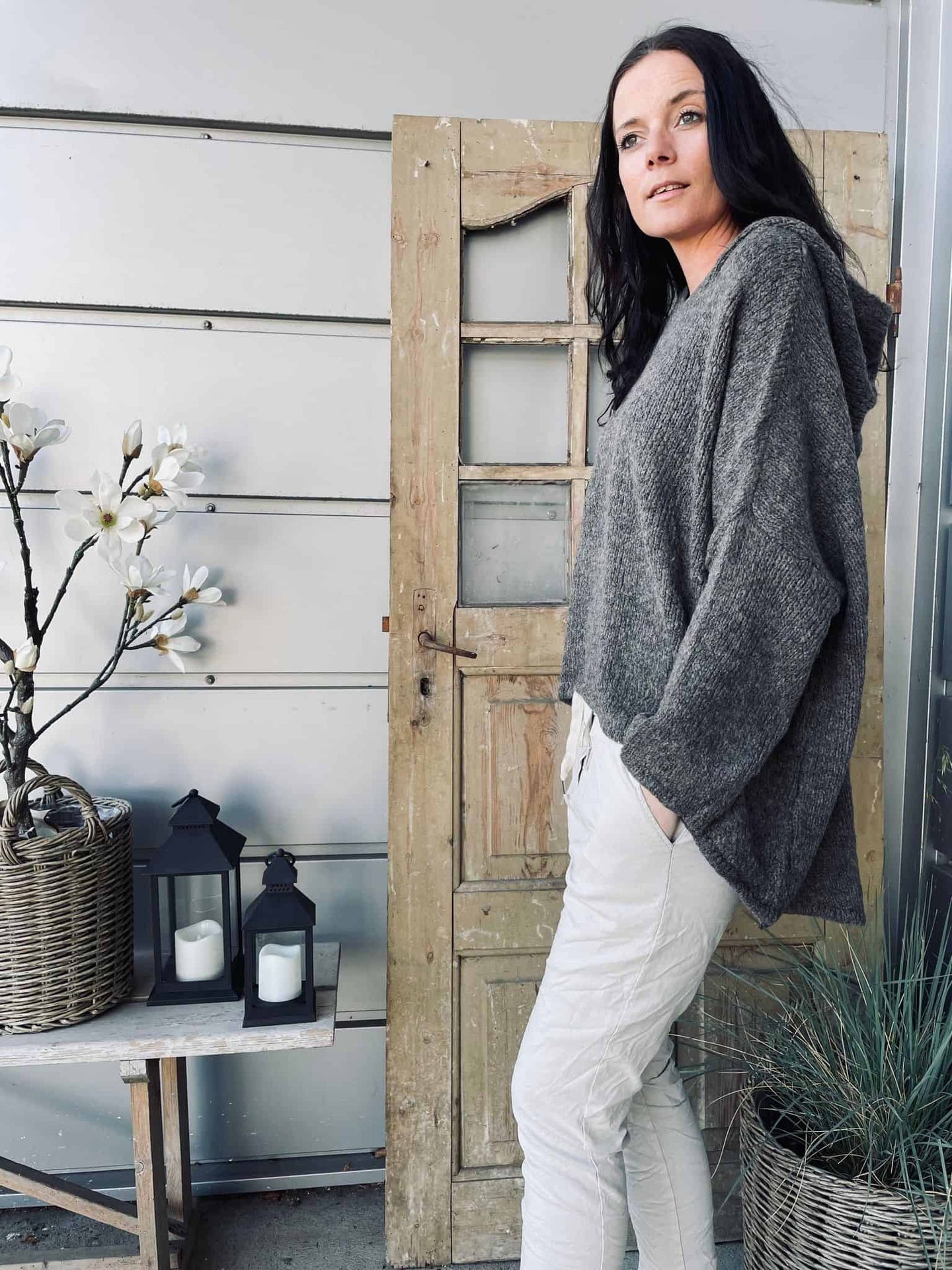 Strik Luvo med hætte – Kaffe - VIAMAJA.DK