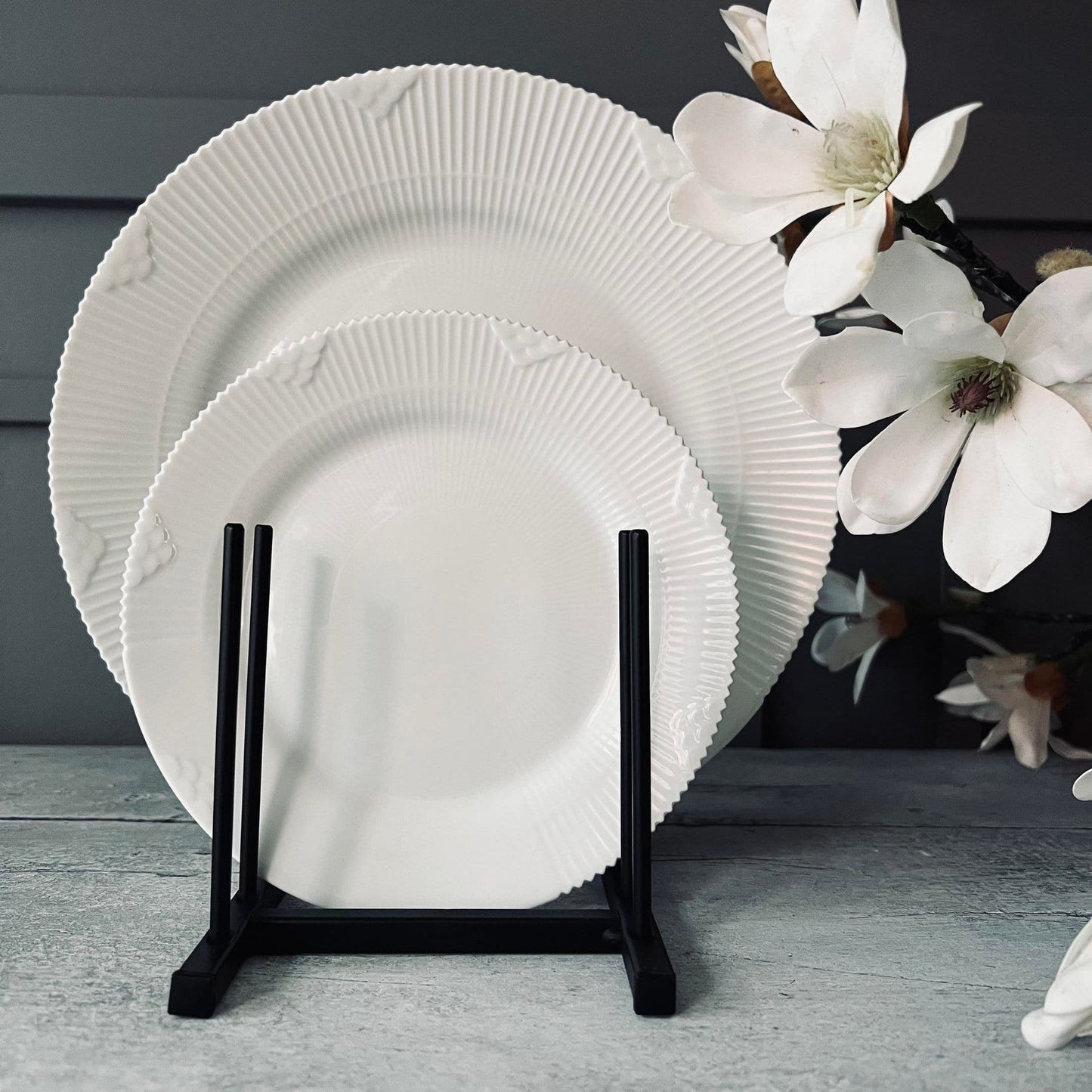 Tallerken stativ i sort metal - 4 tallerkner - VIAMAJA.DK