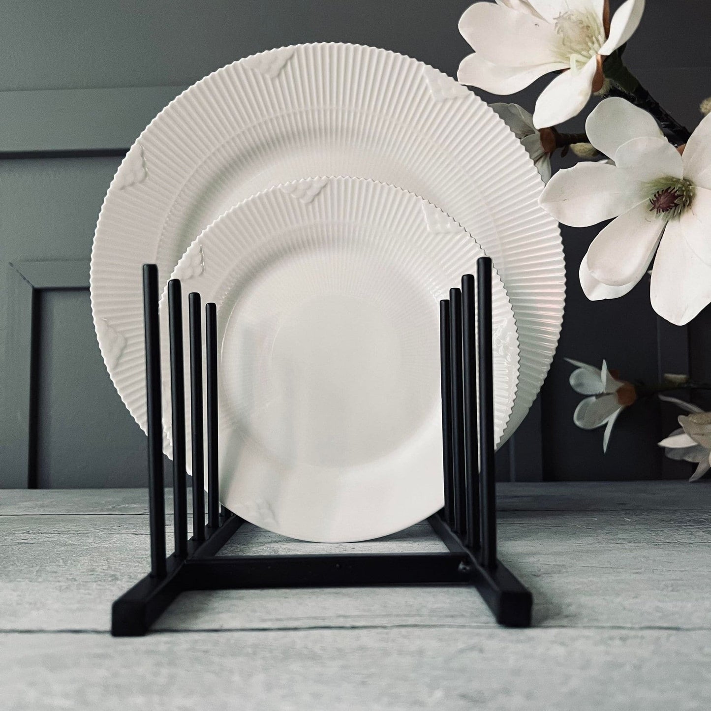 Tallerken stativ i sort metal - 8 tallerkner - VIAMAJA.DK