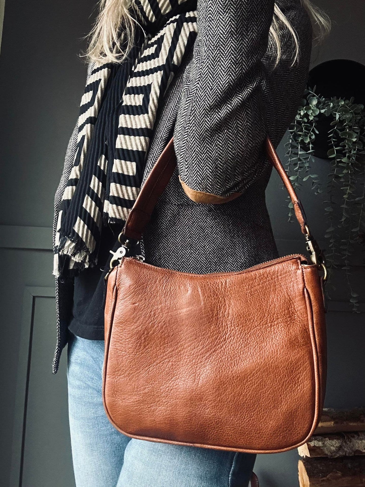 Taske Dicte walnut m. 2 taskeremme - VIAMAJA.DK