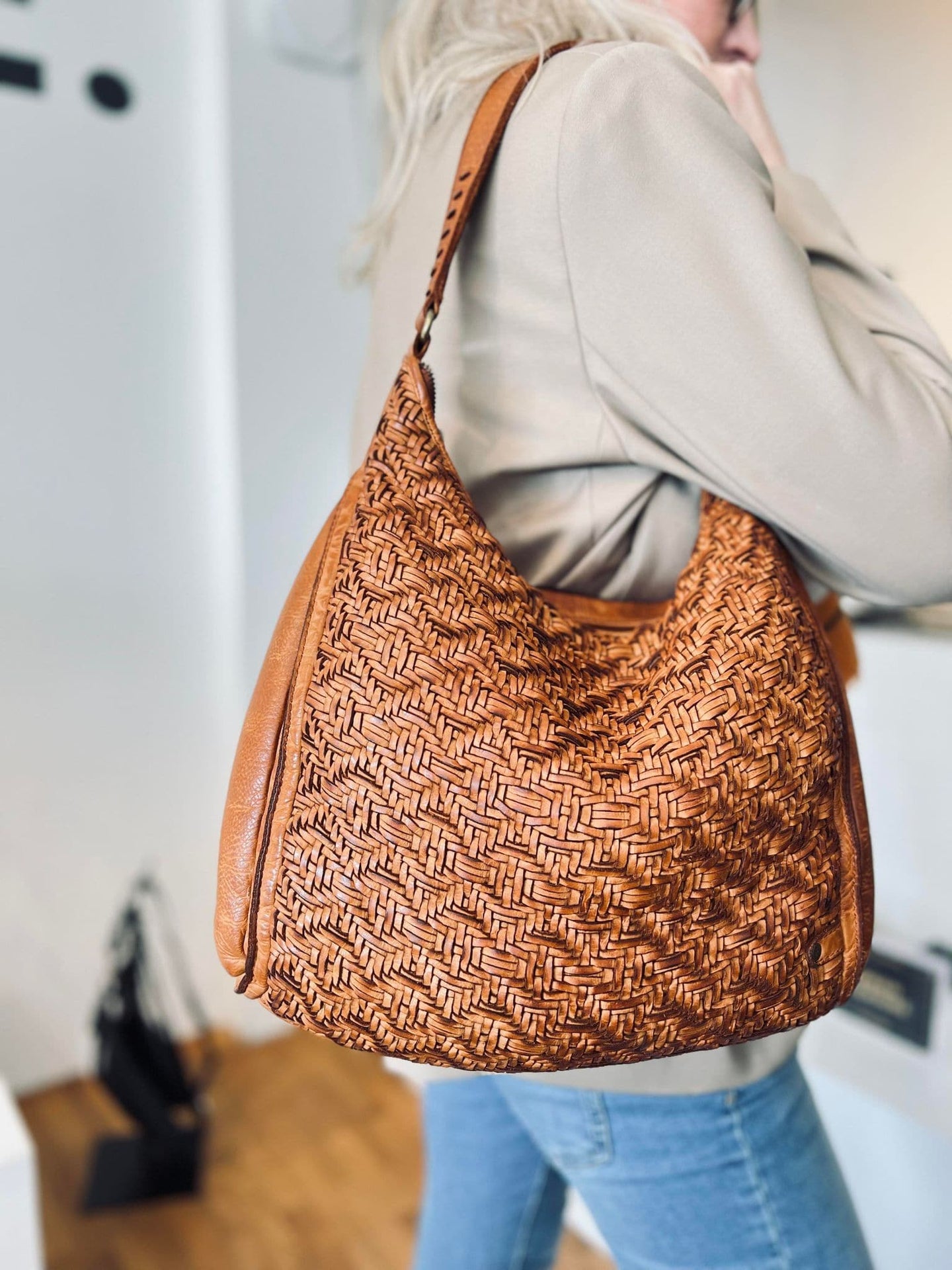 Taske - Unik cognac flet mønster - Lang rem medfølger - VIAMAJA.DK