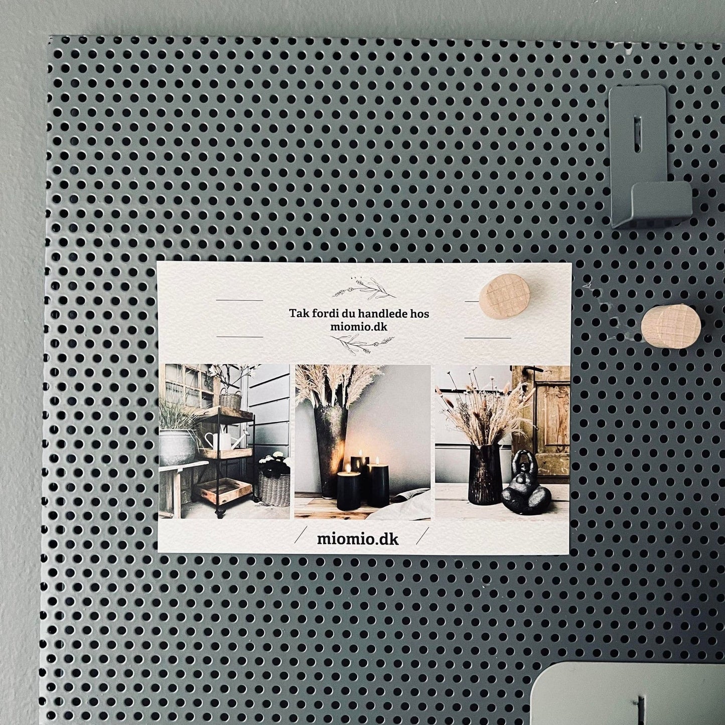 Tavle med hylde, kroge og magneter - Grå - VIAMAJA.DK