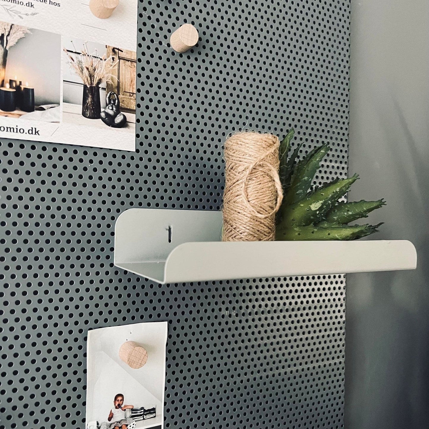 Tavle med hylde, kroge og magneter - Grå - VIAMAJA.DK