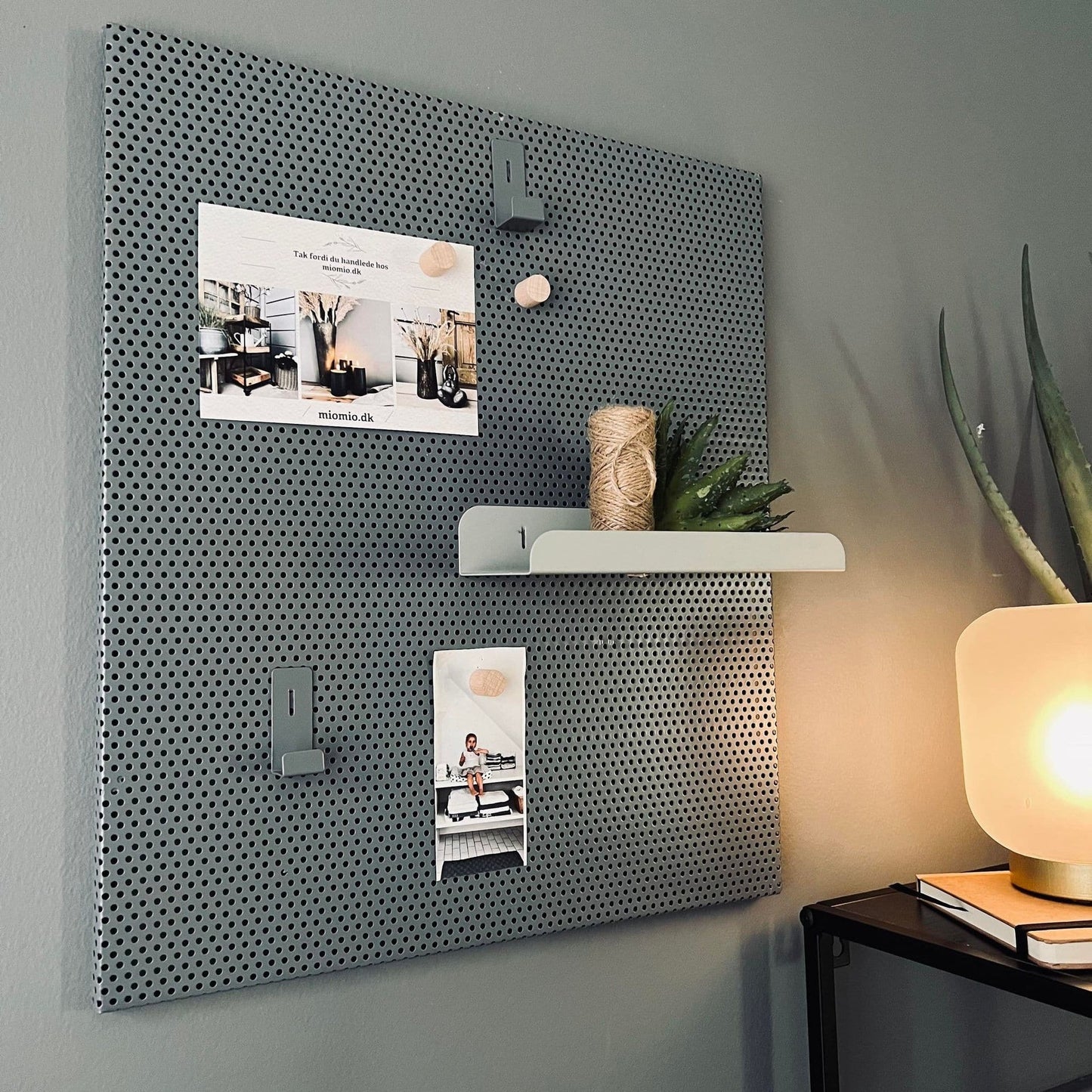 Tavle med hylde, kroge og magneter - Grå - VIAMAJA.DK