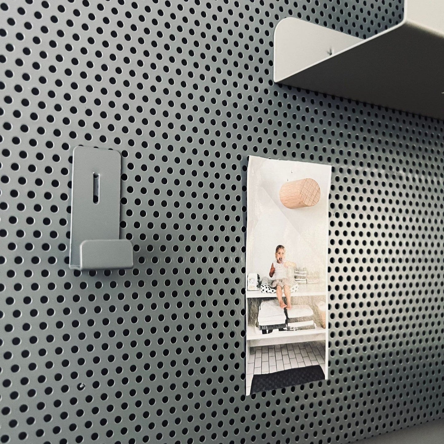 Tavle med hylde, kroge og magneter - Grå - VIAMAJA.DK