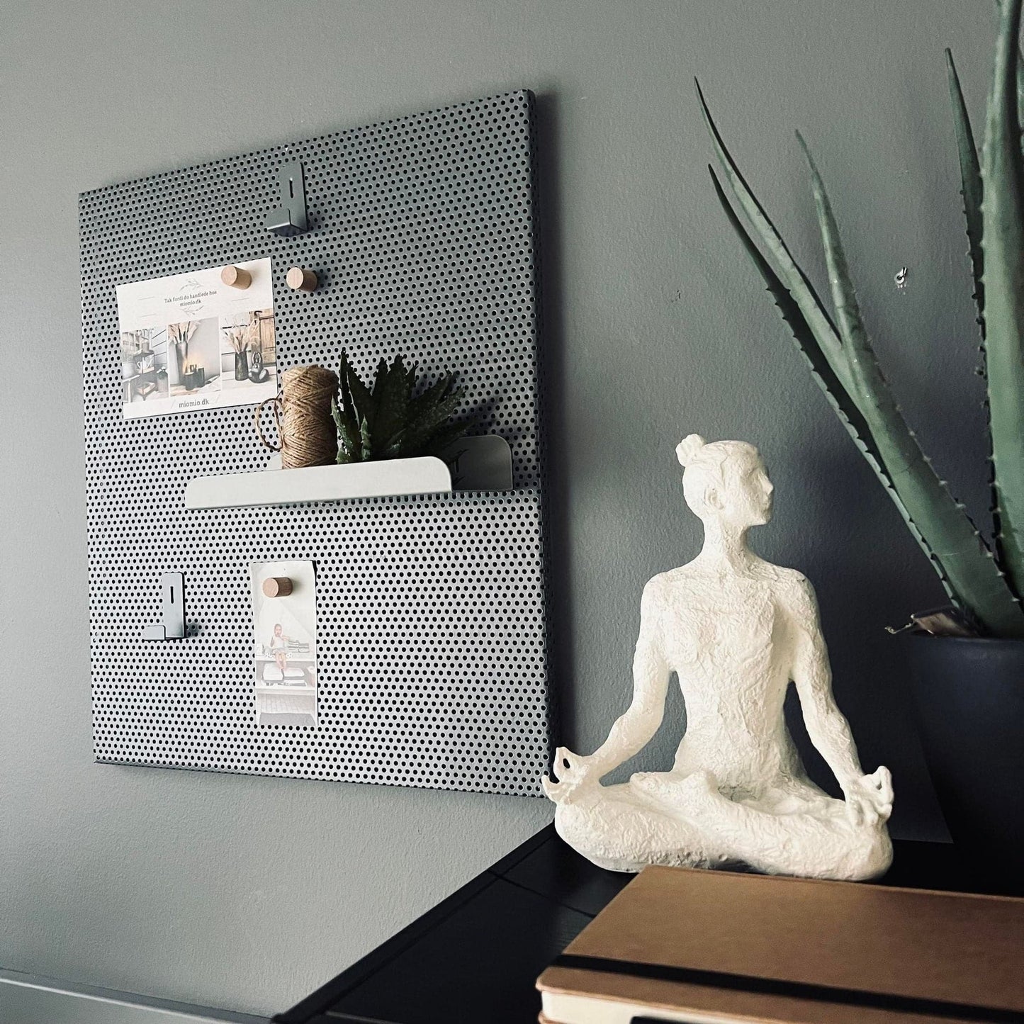 Tavle med hylde, kroge og magneter - Grå - VIAMAJA.DK