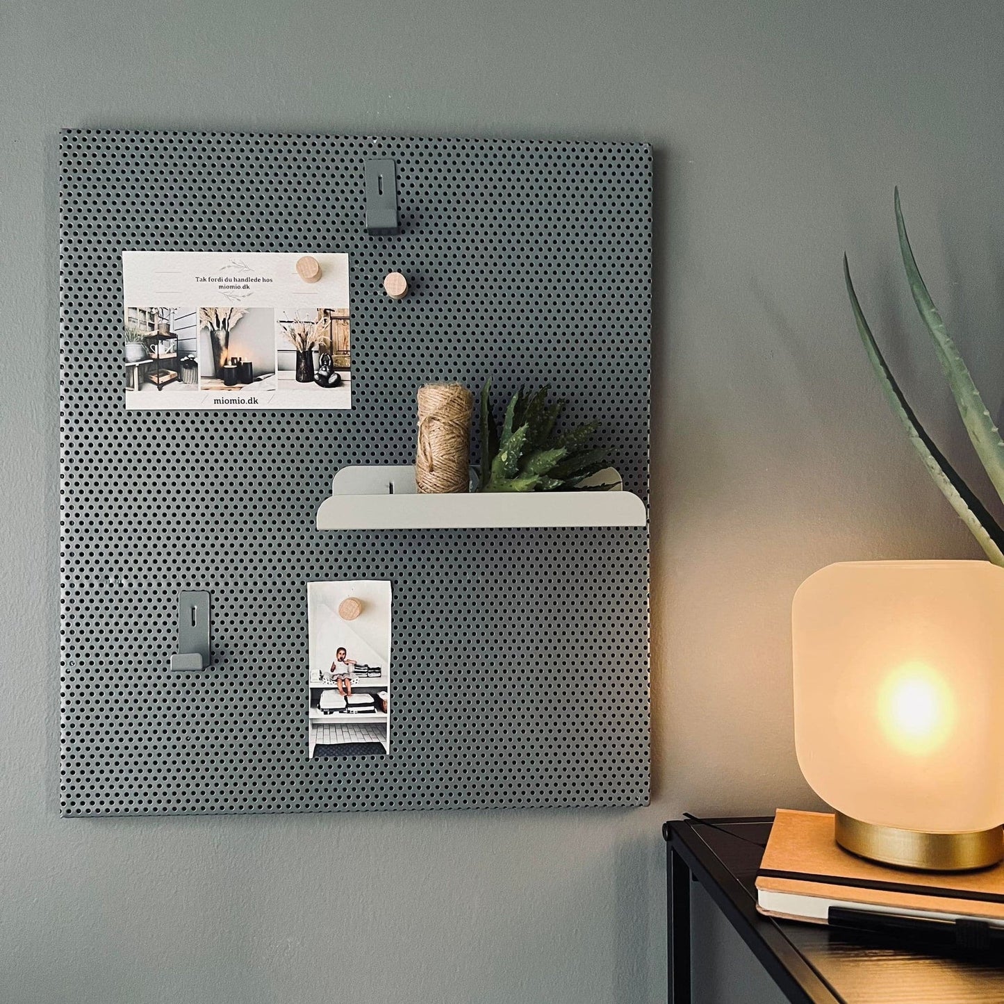 Tavle med hylde, kroge og magneter - Grå - VIAMAJA.DK