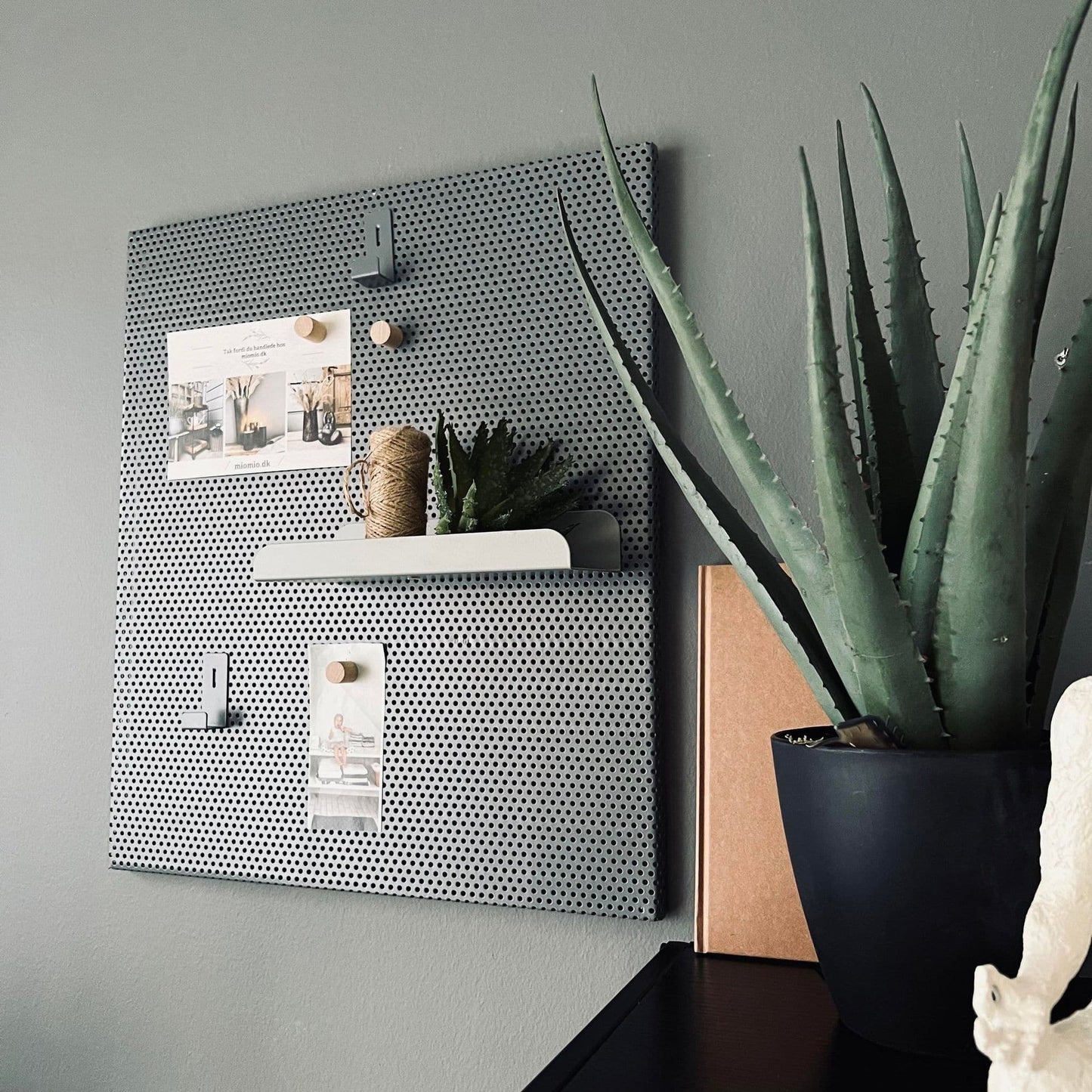 Tavle med hylde, kroge og magneter - Grå - VIAMAJA.DK