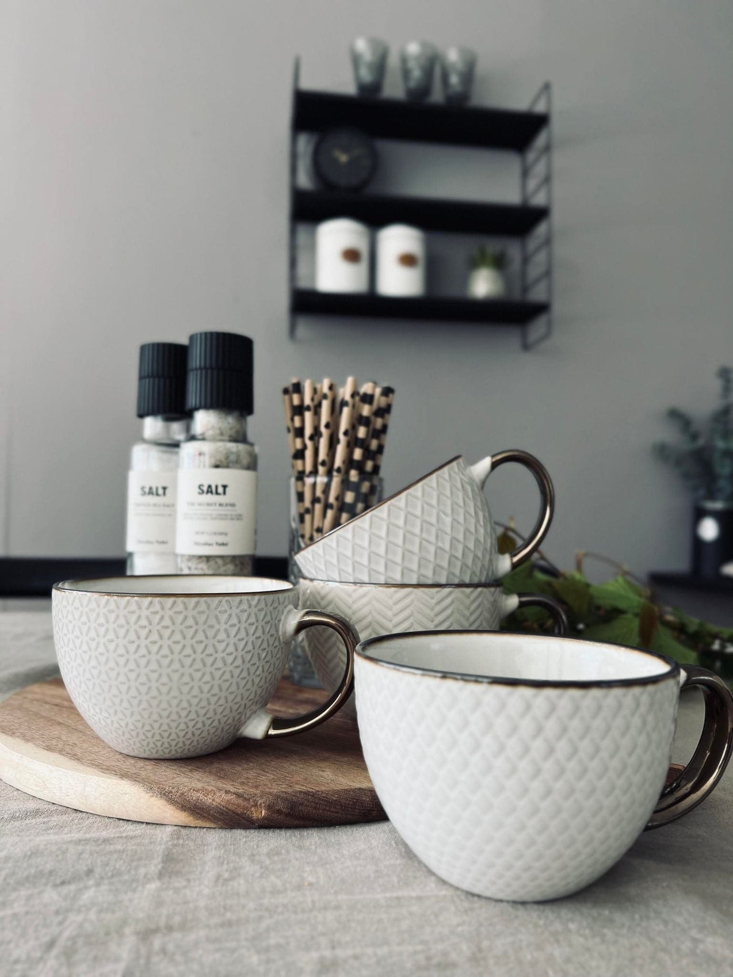 Tekop hvid porcelæn med guld hank – Mix - VIAMAJA.DK