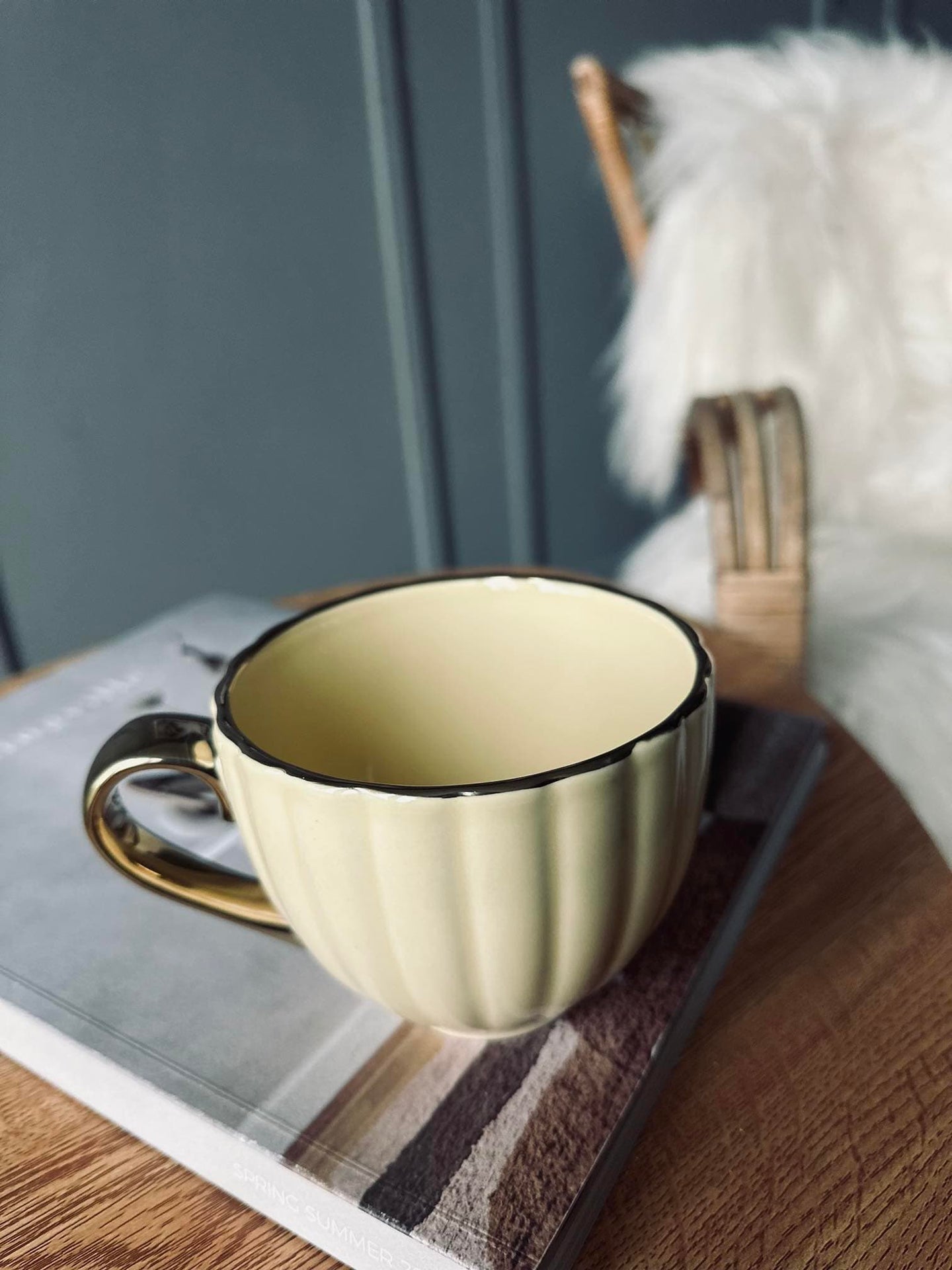 Tekop med guld hank – Gul - VIAMAJA.DK