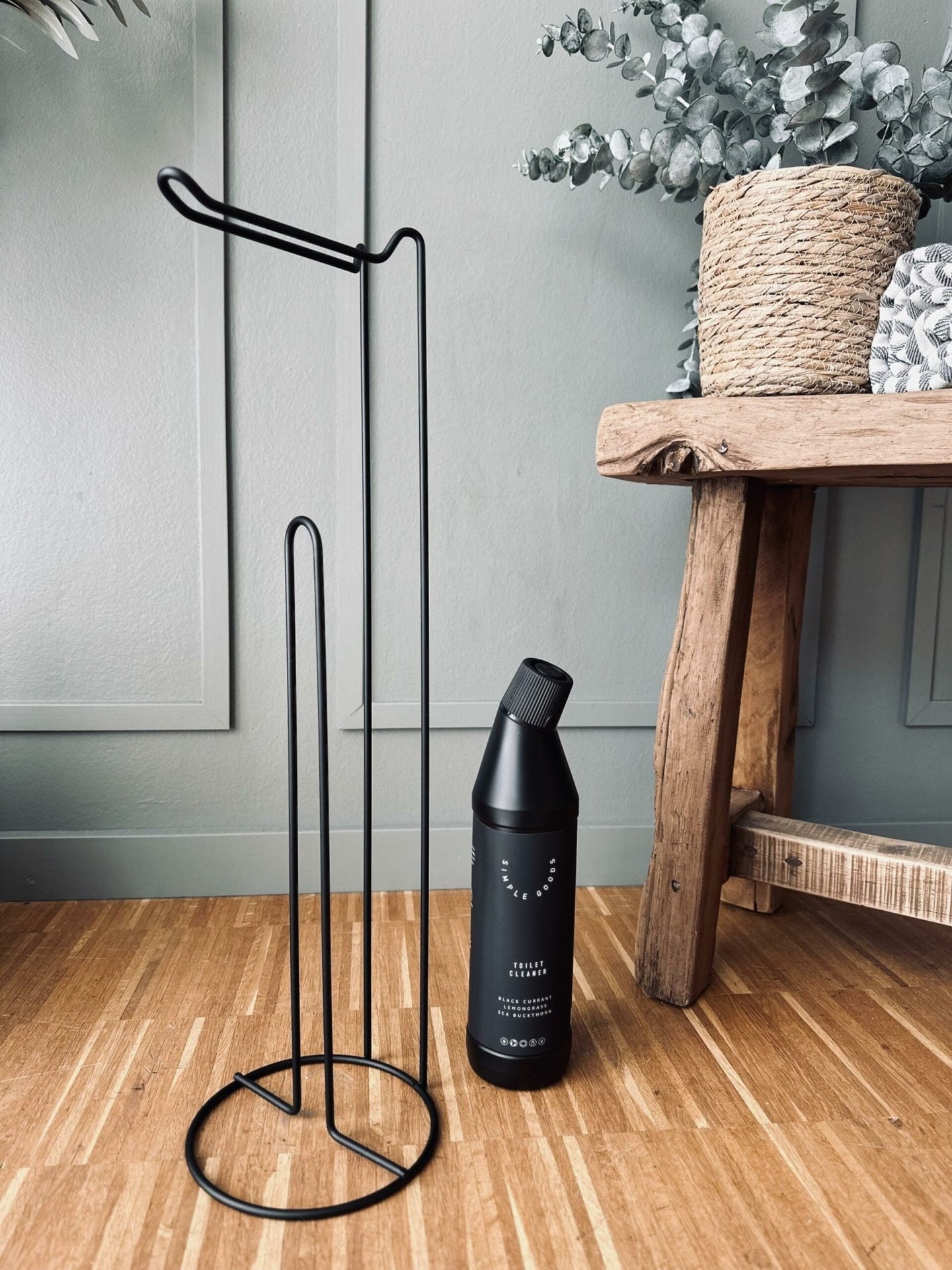 Toiletrulleholder på stativ – Sort metal - VIAMAJA.DK