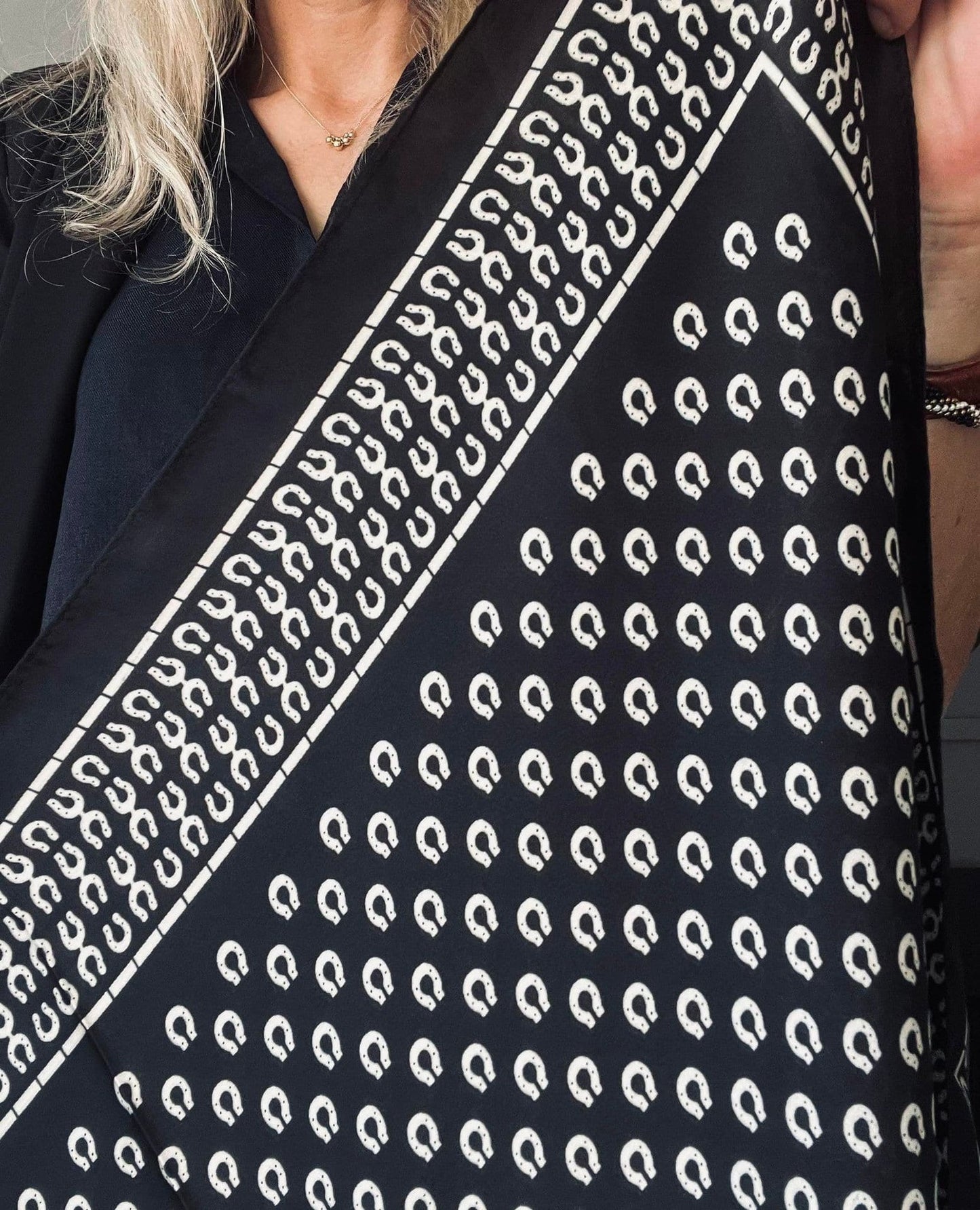 Tørklæde Black edition - 70x70 - VIAMAJA.DK