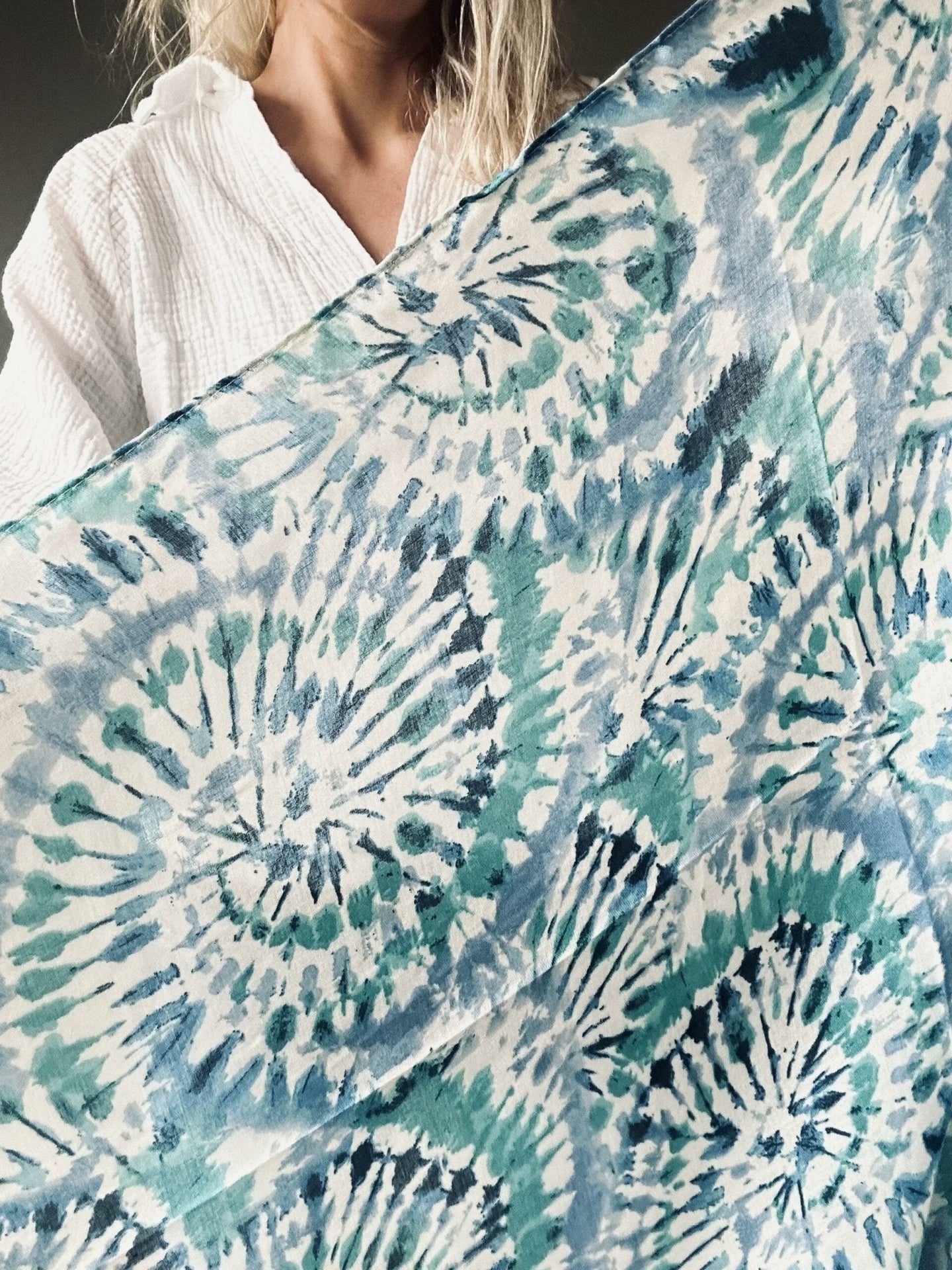 Tørklæde Blue batik - VIAMAJA.DK