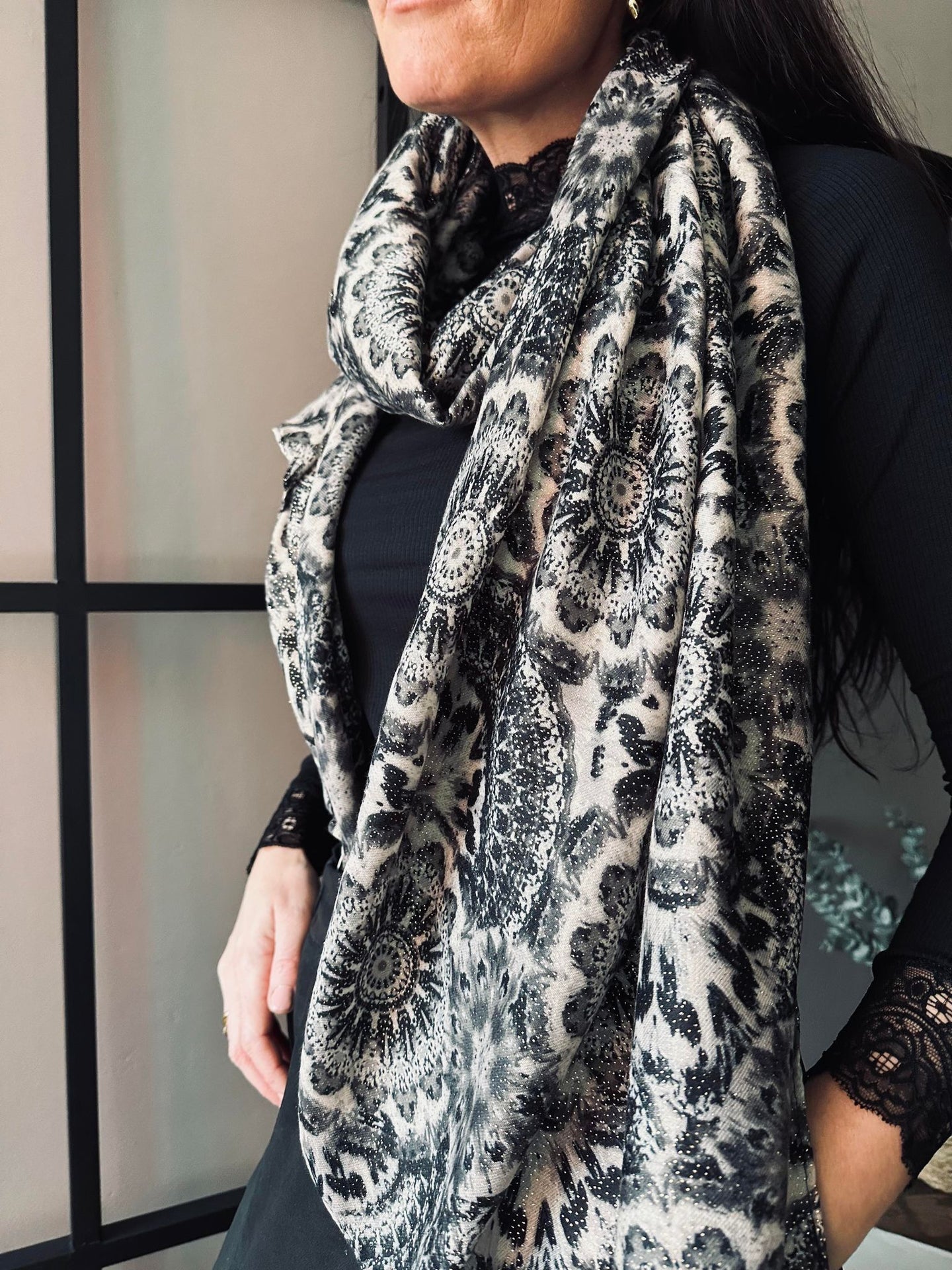 Tørklæde - Mandala black - VIAMAJA.DK