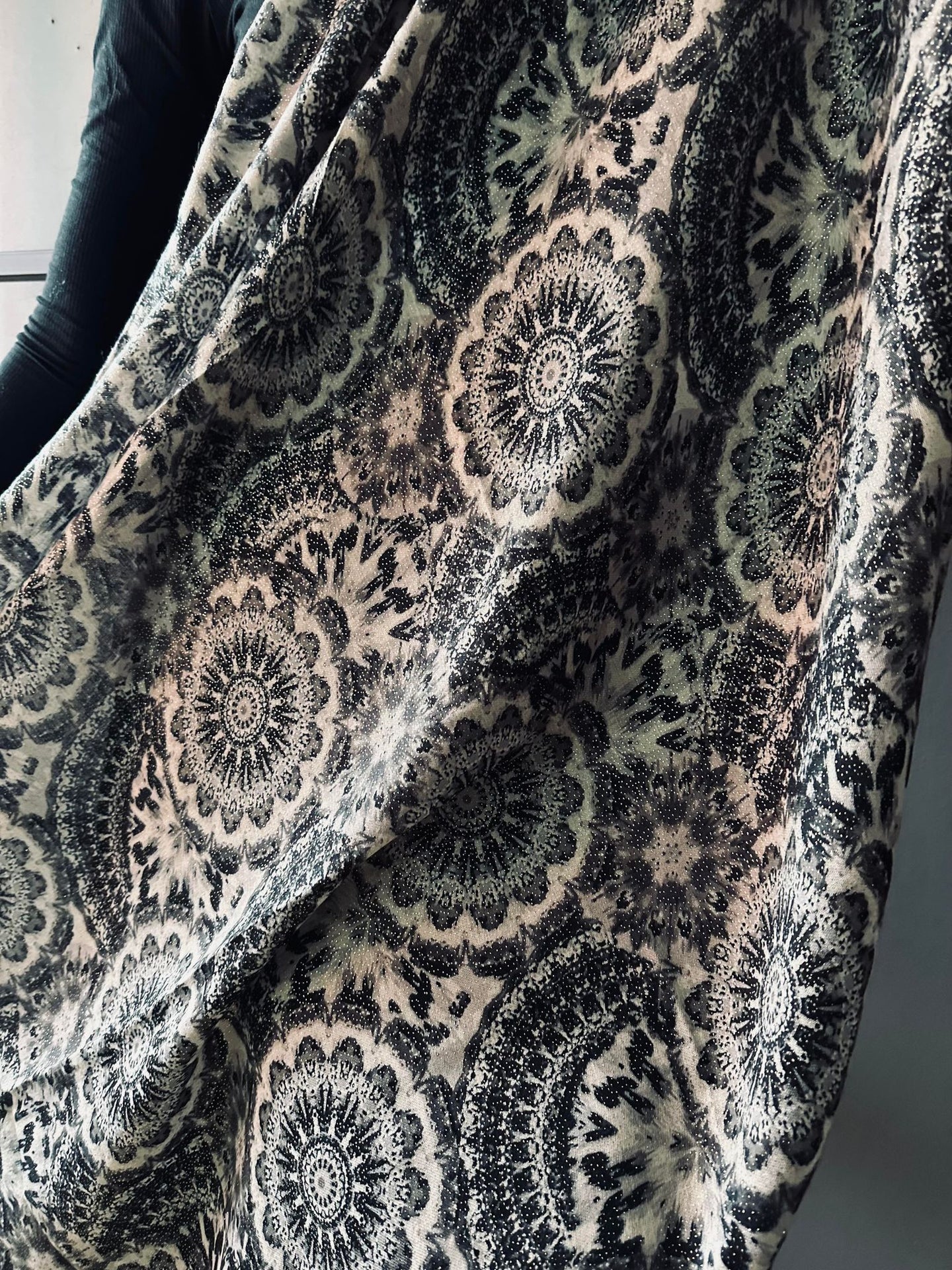 Tørklæde - Mandala black - VIAMAJA.DK