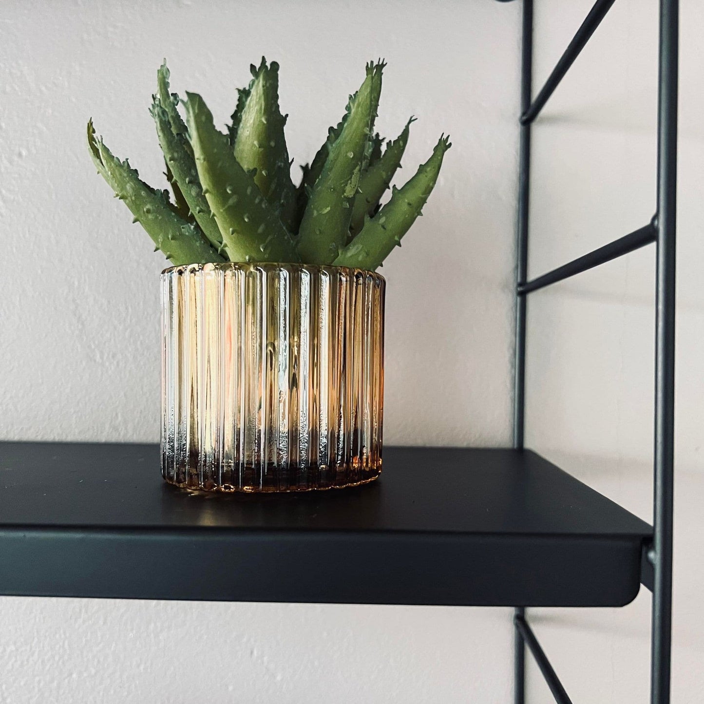 Væghylde m/3 hylder - sort metal - VIAMAJA.DK