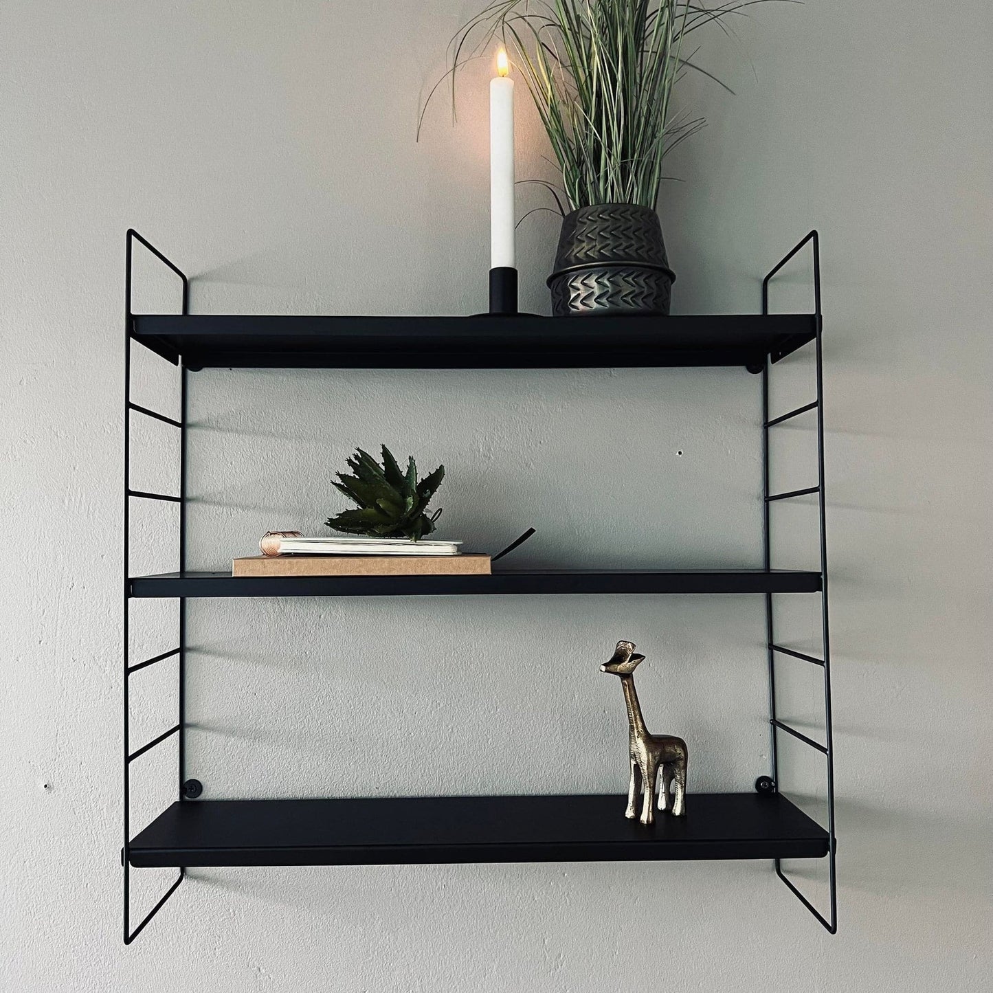 Væghylde m/3 hylder - sort metal - VIAMAJA.DK