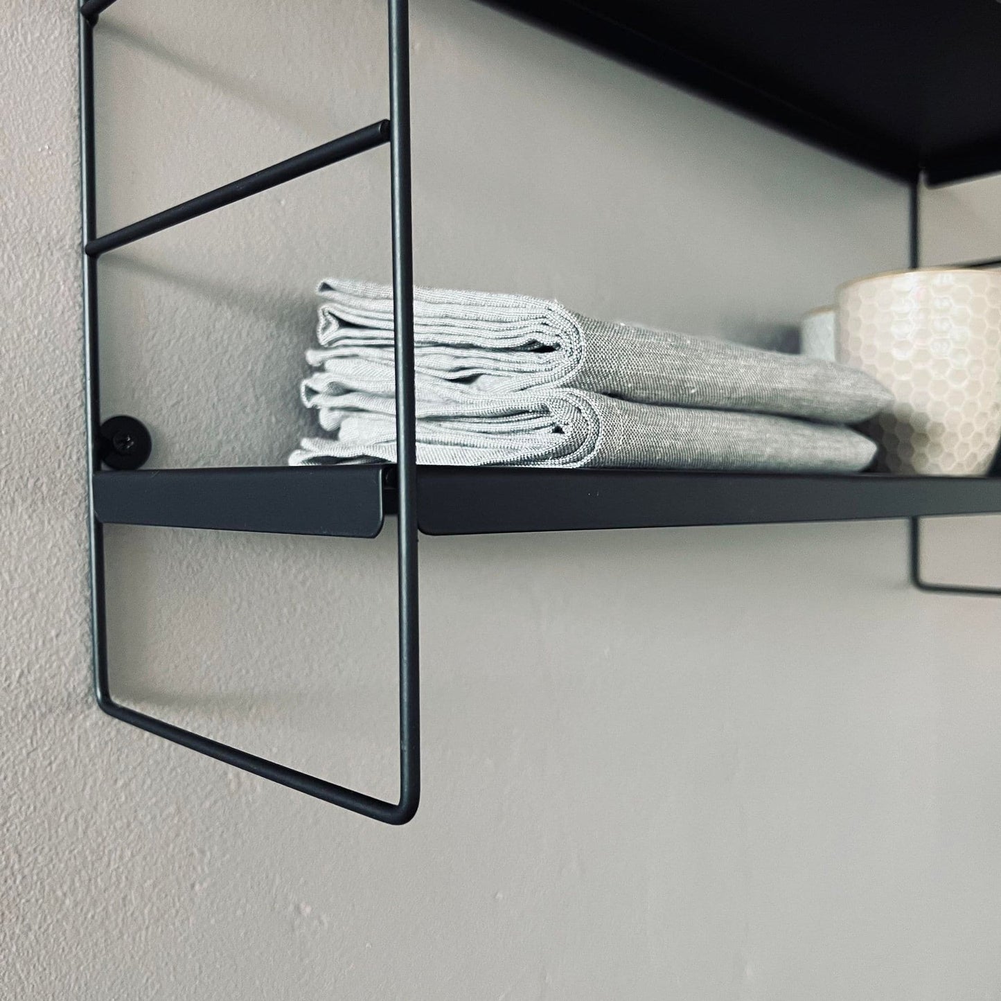 Væghylde m/3 hylder - sort metal - VIAMAJA.DK