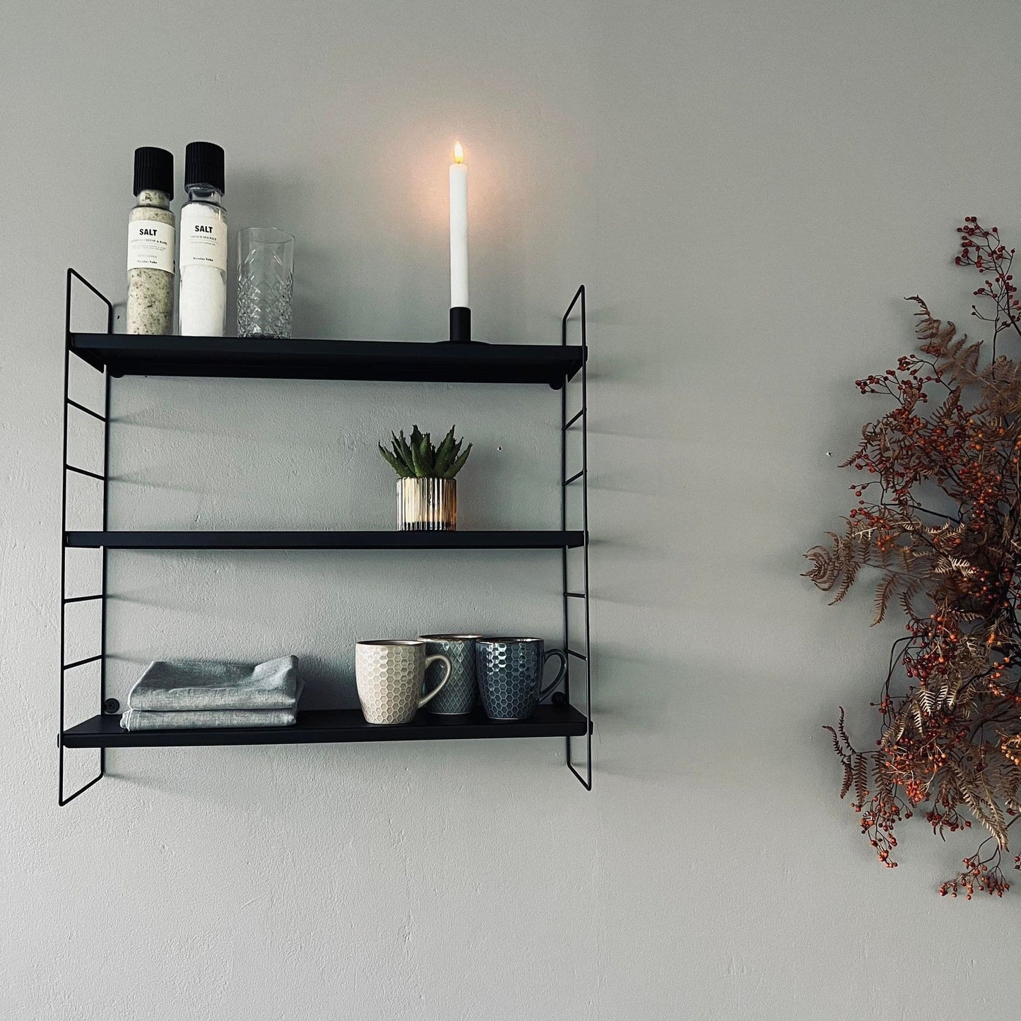 Væghylde m/3 hylder - sort metal - VIAMAJA.DK