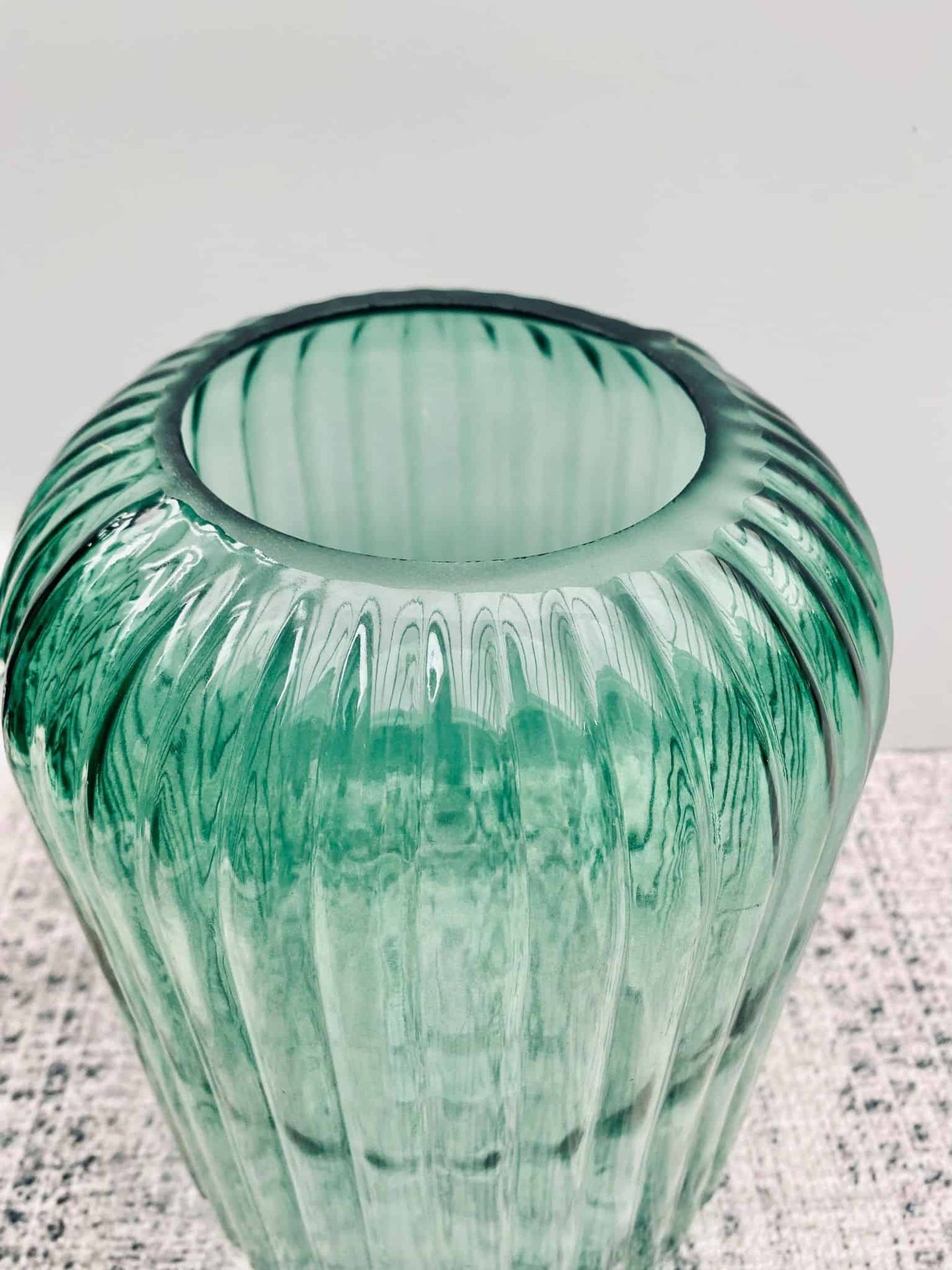 Vase 25x18cm - Grøn rillet glas - VIAMAJA.DK