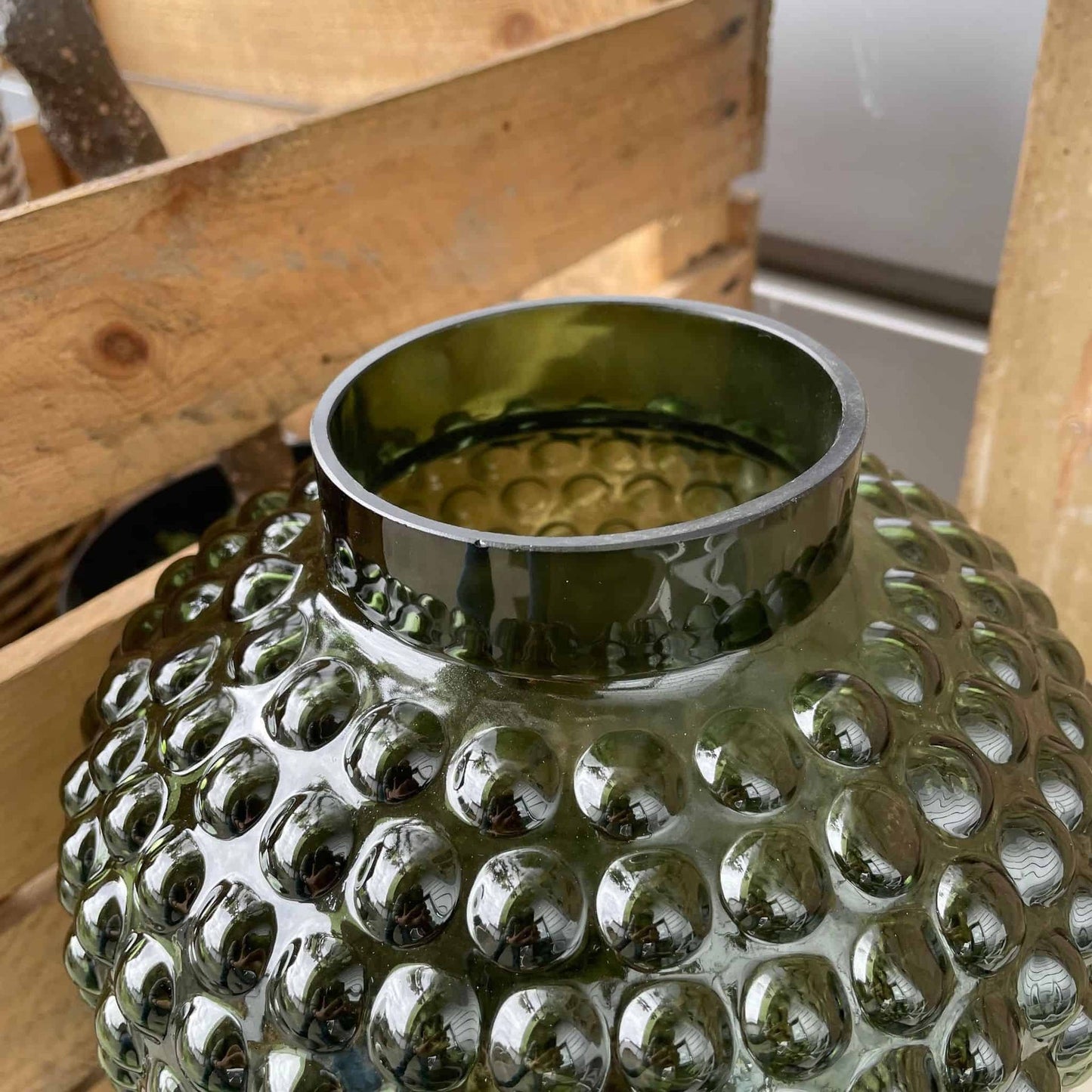 Vase med dots - flaskegrøn - VIAMAJA.DK