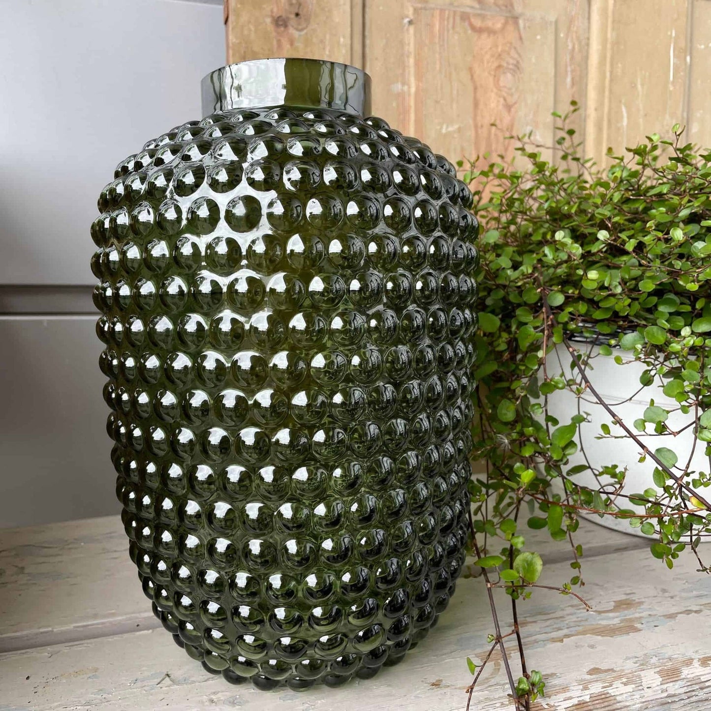 Vase med dots - flaskegrøn - VIAMAJA.DK