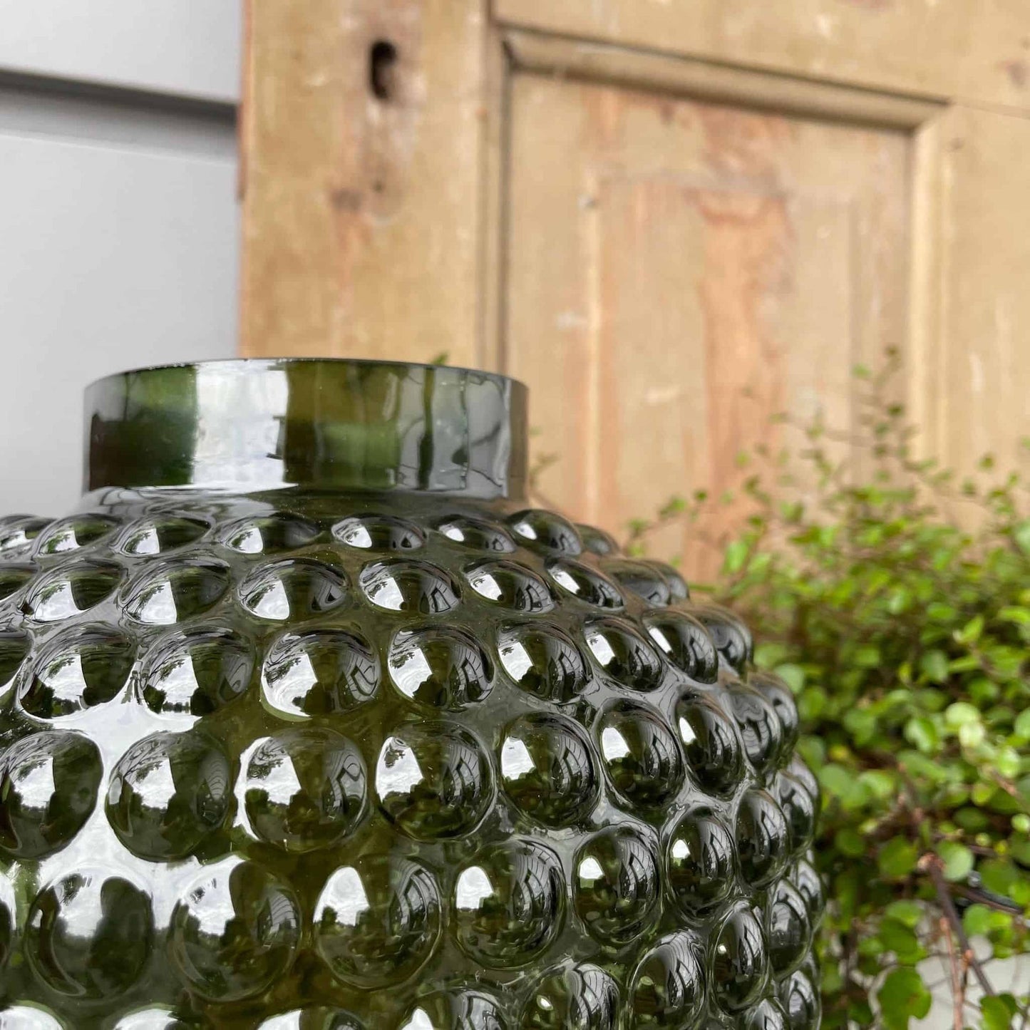 Vase med dots - flaskegrøn - VIAMAJA.DK