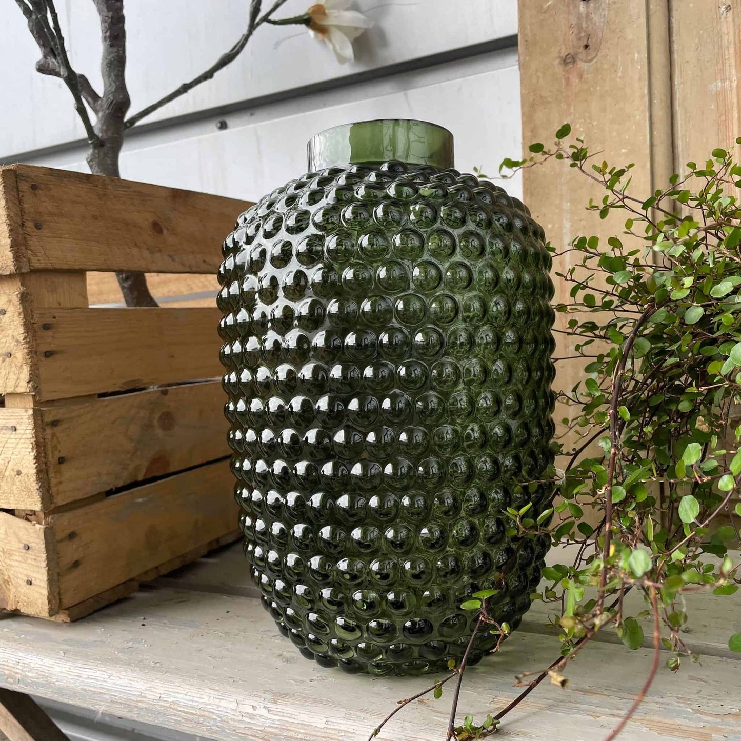 Vase med dots - flaskegrøn - VIAMAJA.DK