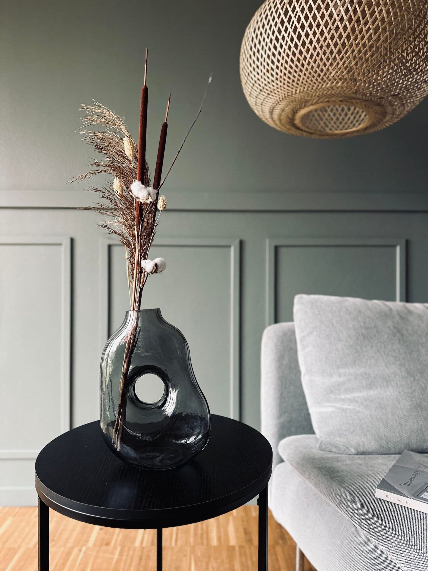 Vas Form Grå | Elegant och tidlös vas i grå/rökt glas – VIAMAJA.SE