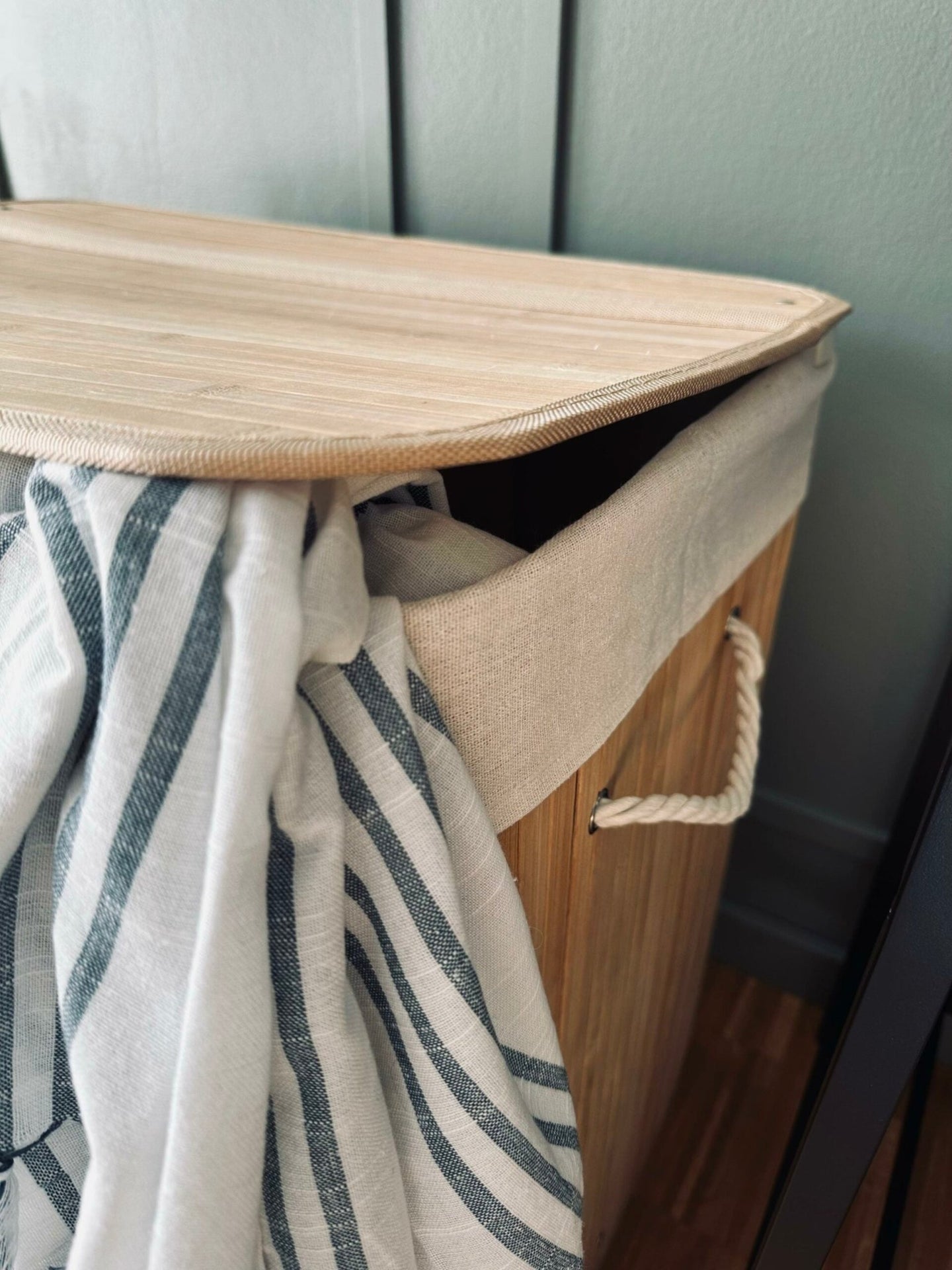 Vasketøjskurv – Bambus med tre rum - VIAMAJA.DK