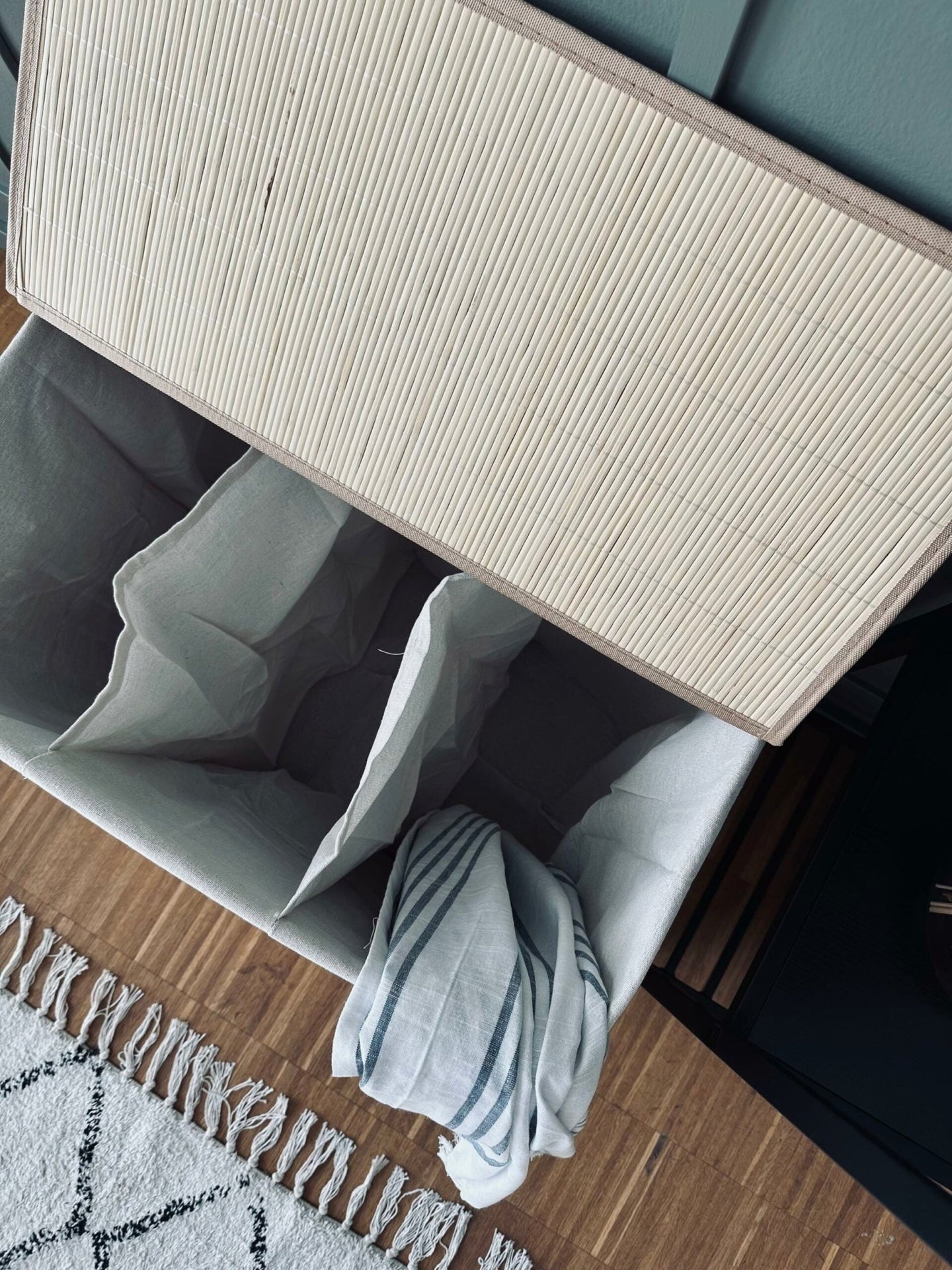 Vasketøjskurv – Bambus med tre rum - VIAMAJA.DK