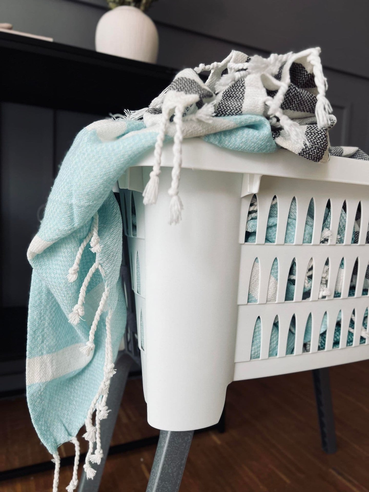 Vasketøjskurv med fordbar ben - VIAMAJA.DK