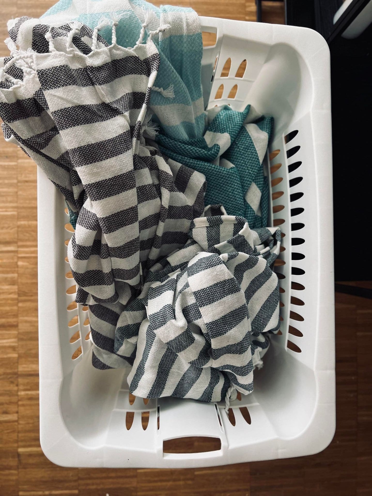 Vasketøjskurv med fordbar ben - VIAMAJA.DK