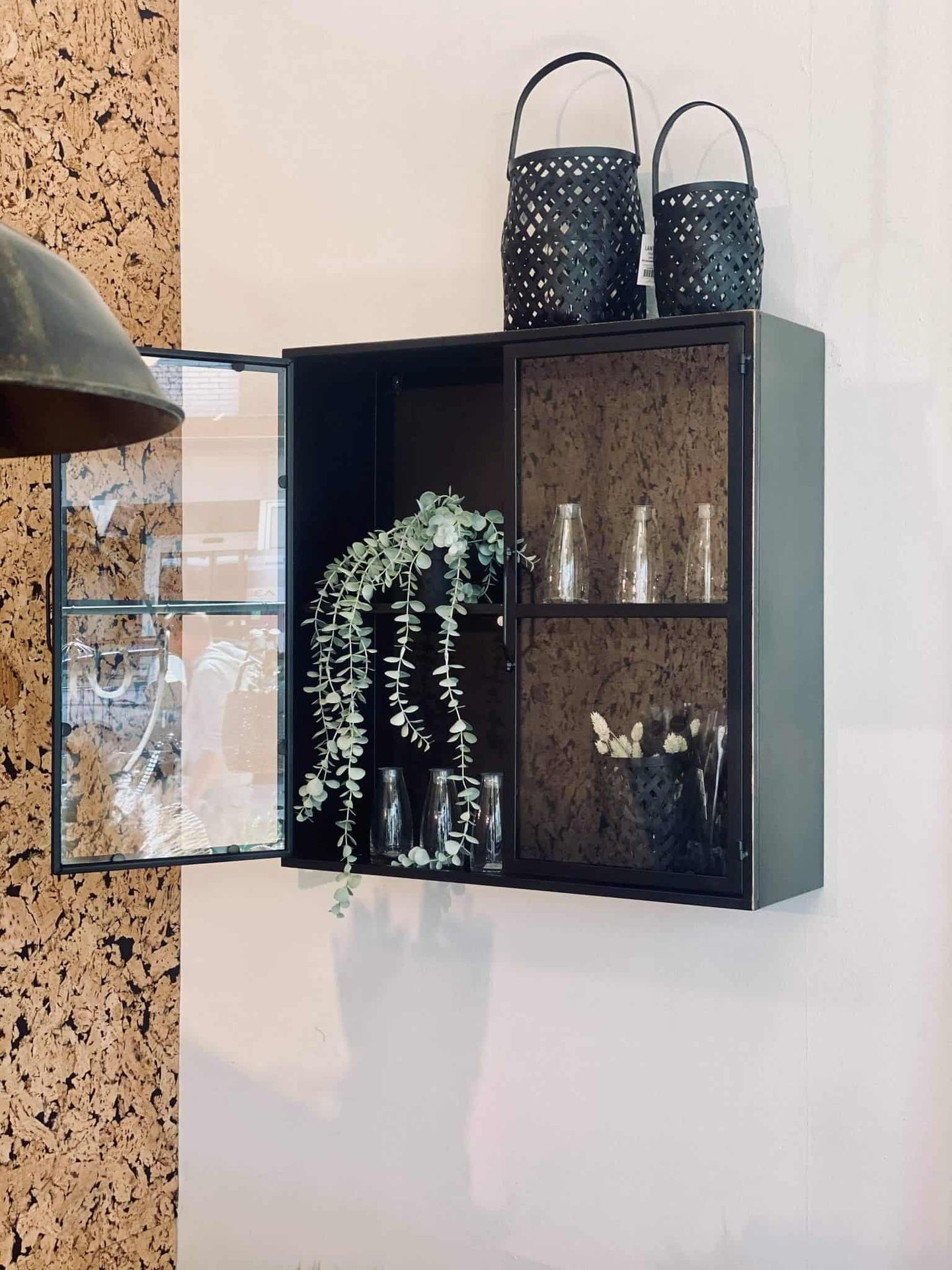Vitrine - væghængt - Sort metal m dobbelt låge - VIAMAJA.DK