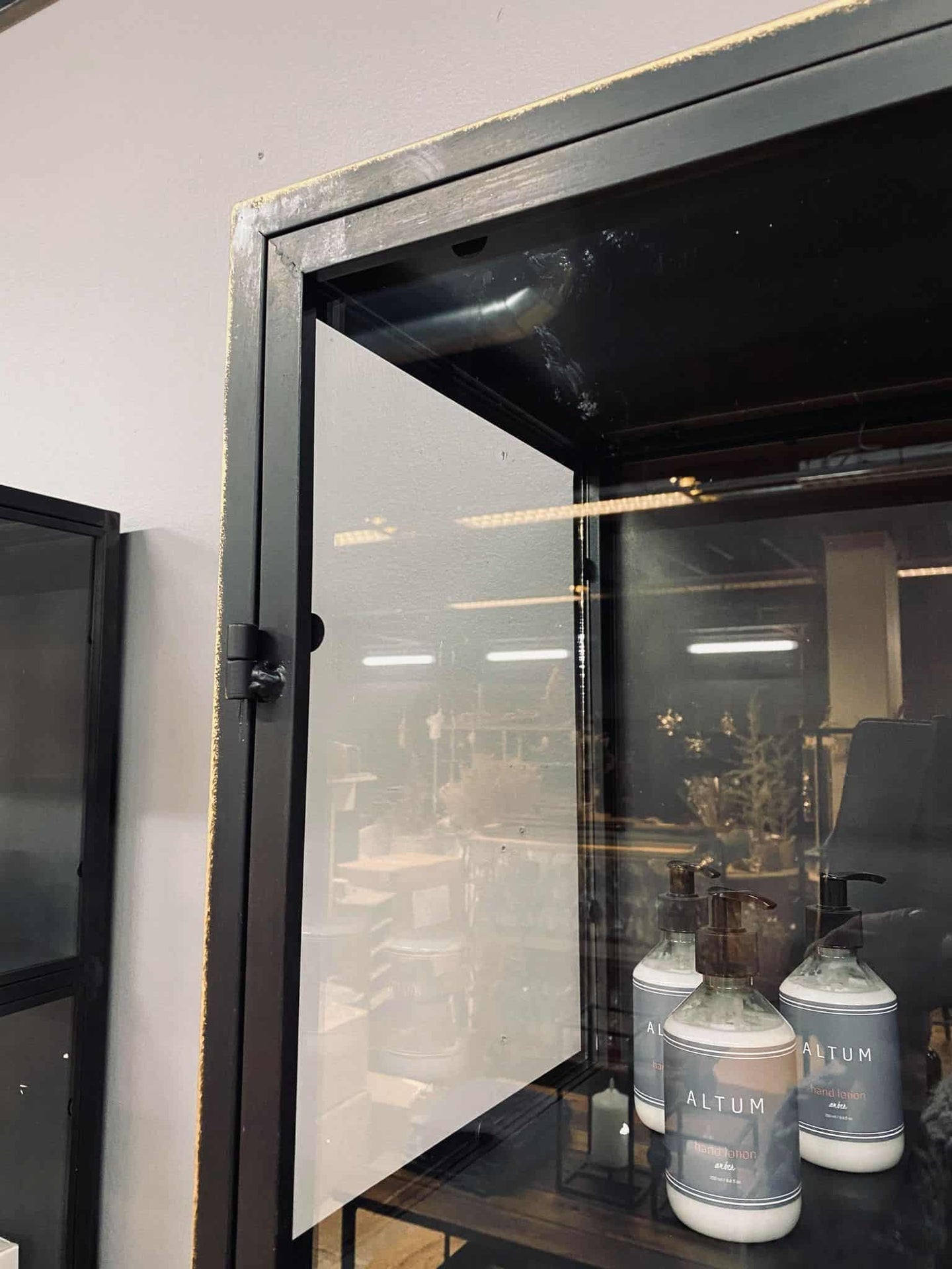 Vitrineskab med glas sider - SKAL AFHENTES - VIAMAJA.DK