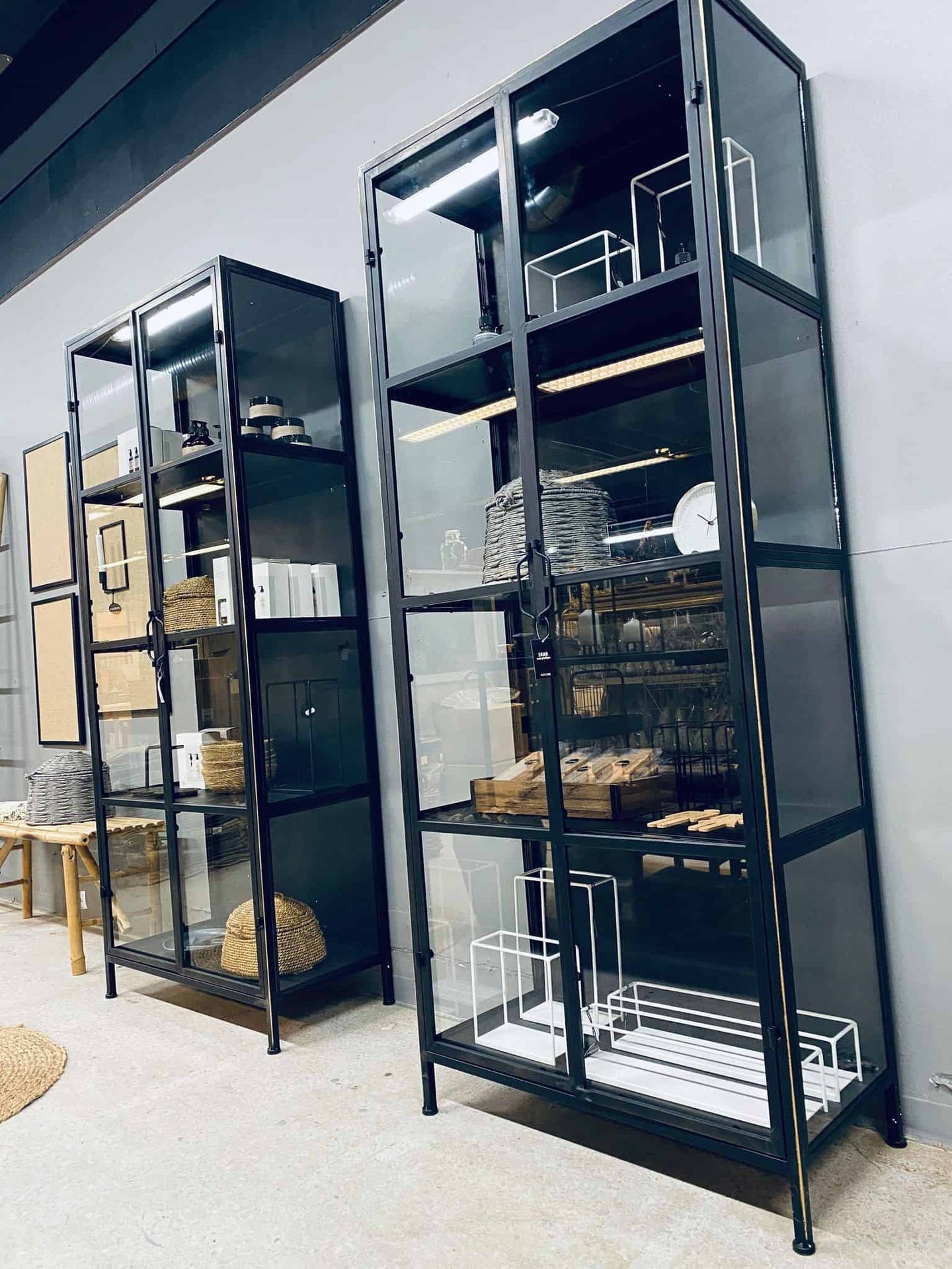 Vitrineskab med glas sider - SKAL AFHENTES - VIAMAJA.DK